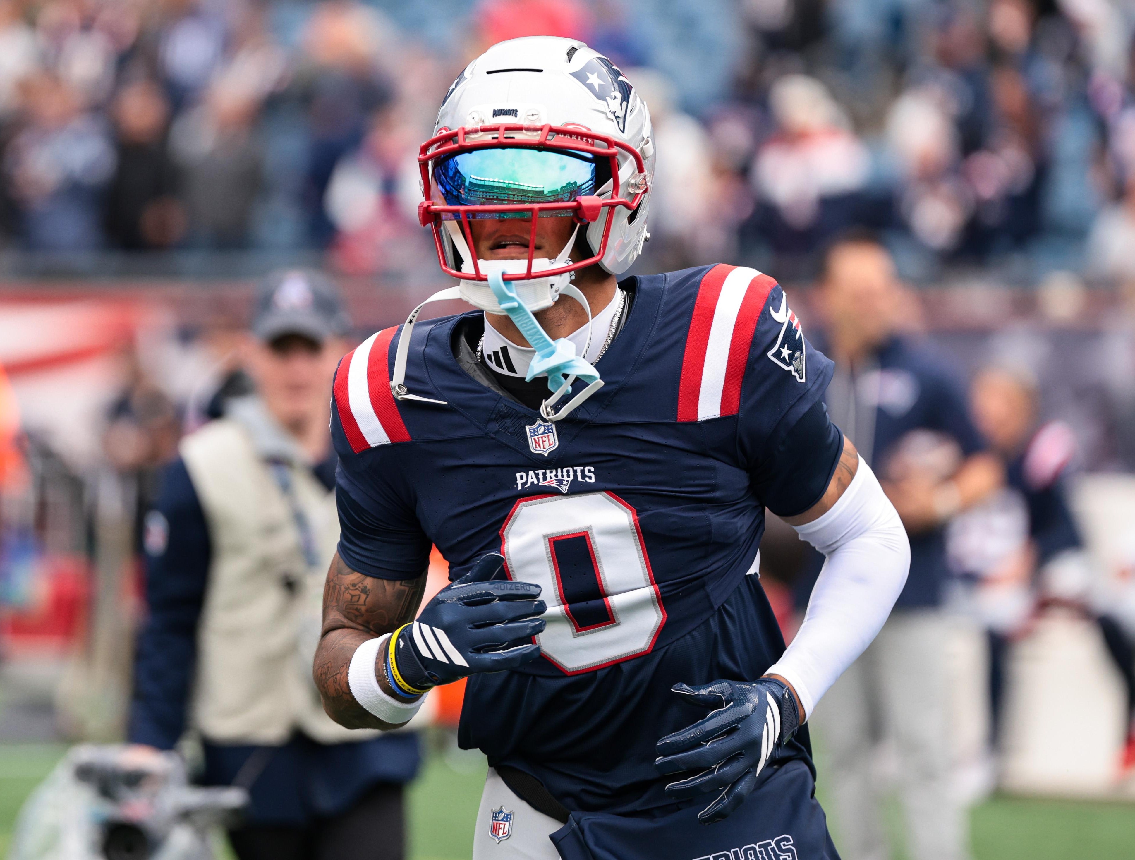 A.J. Brown, wide receiver do New England Patriots, com a camisa número 1 da equipe.