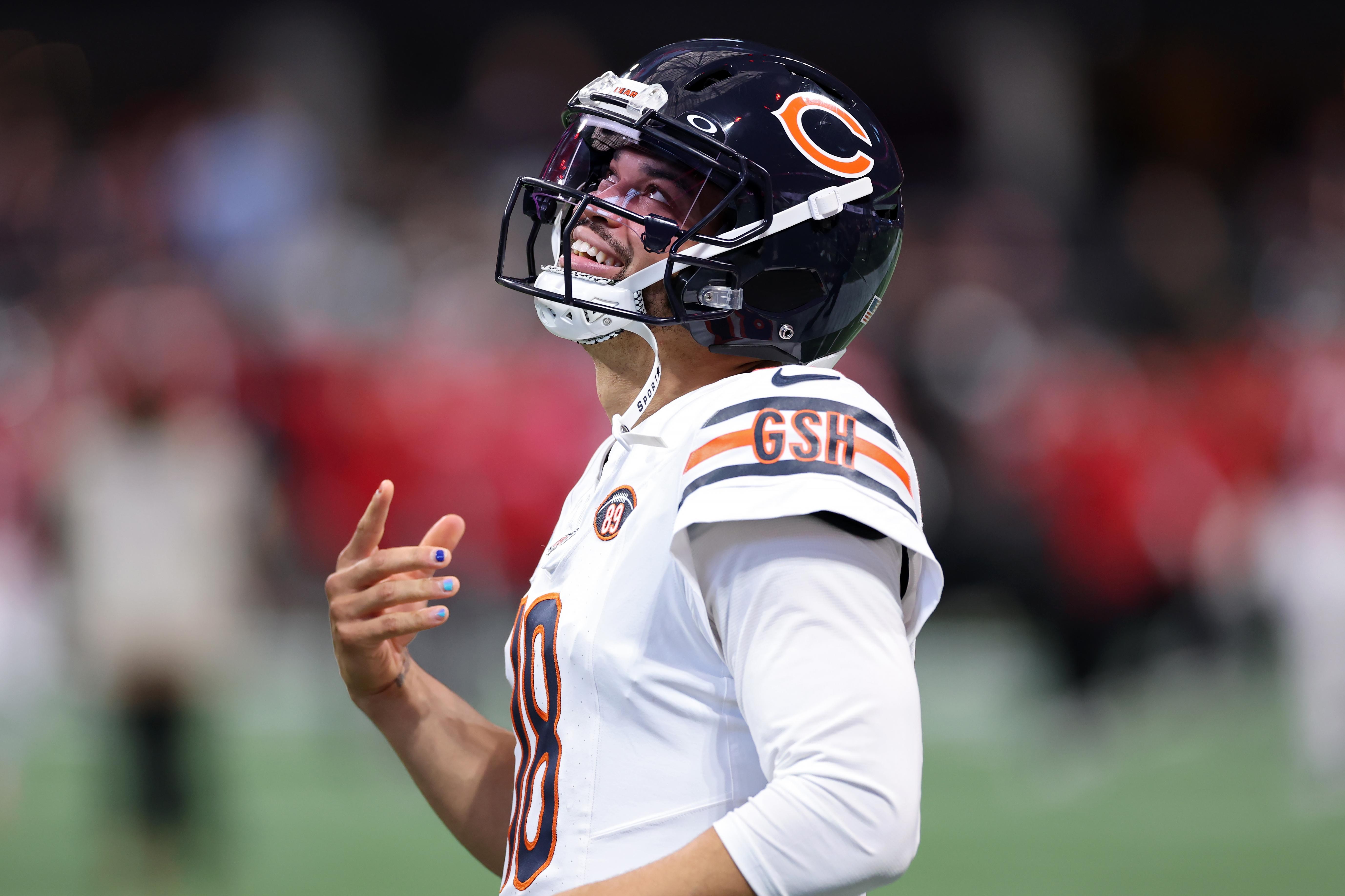Caleb Williams, do Chicago Bears, durante o aquecimento antes do confronto com o Atlanta Falcons.