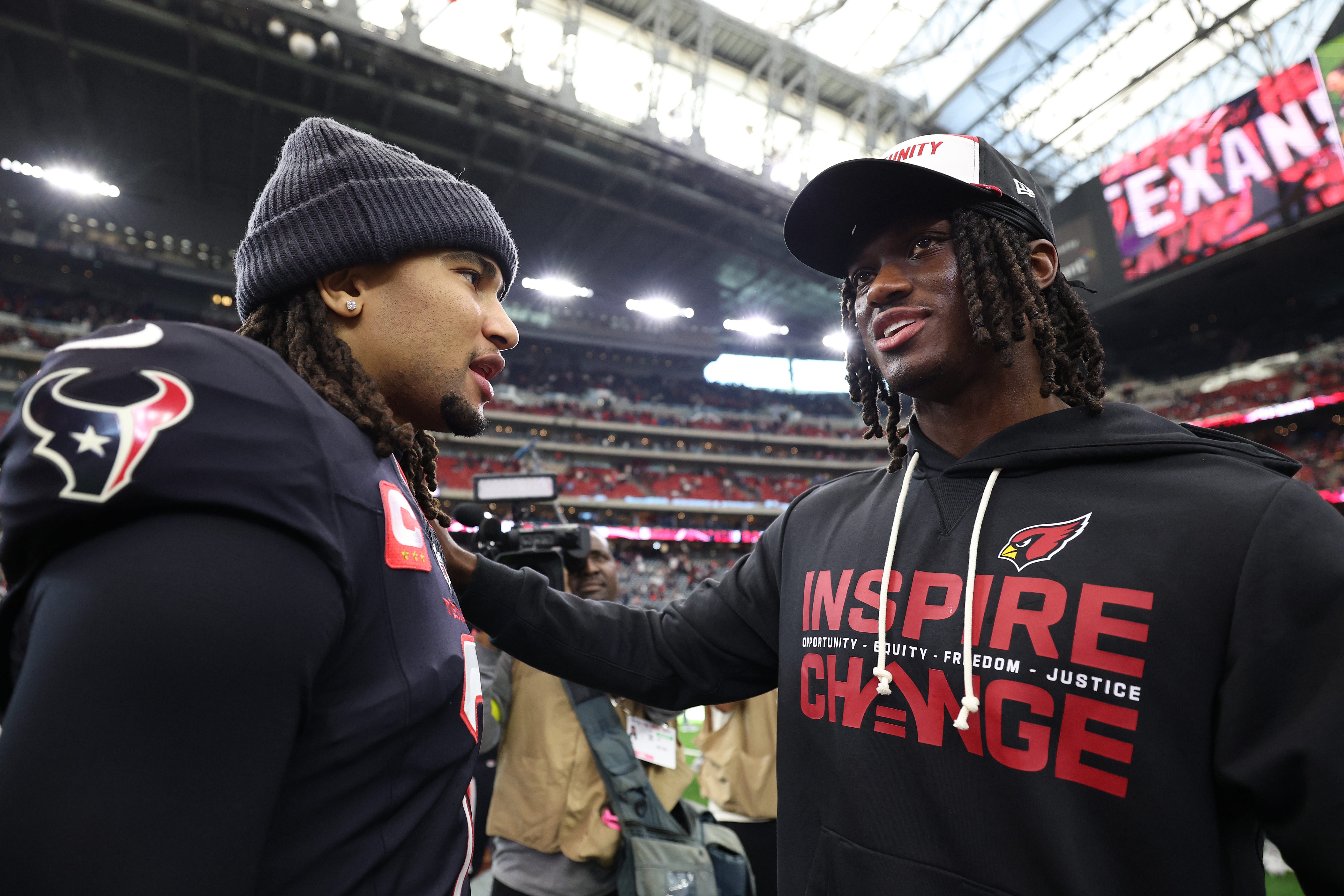 C.J. Stroud conversa com Marvin Harrison Jr., então jogador do Arizona Cardinals, após partida em Houston em dezembro de 2025.