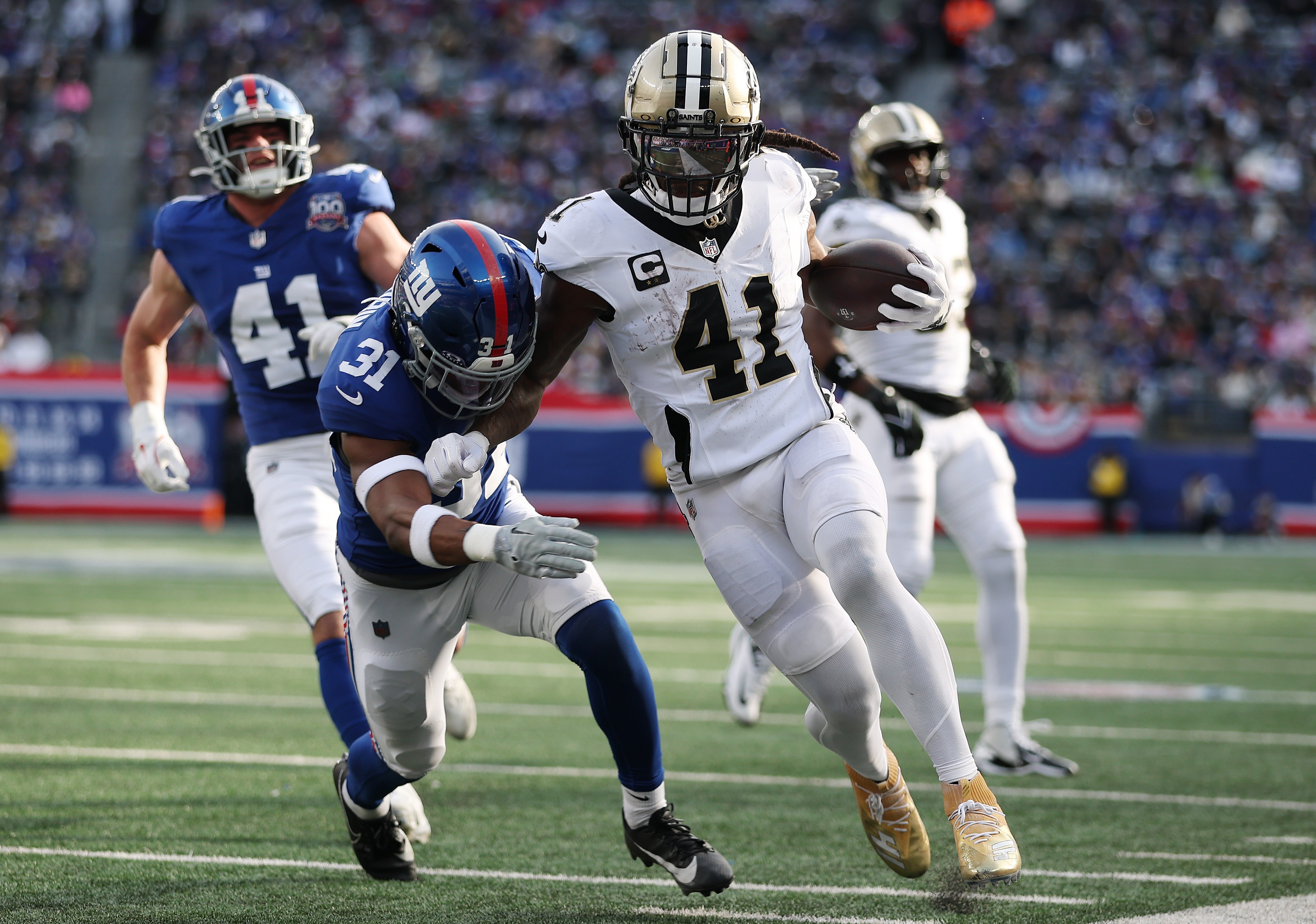 Alvin Kamara, do New Orleans Saints, em jogo contra o New York Giants no MetLife Stadium em dezembro de 2024.