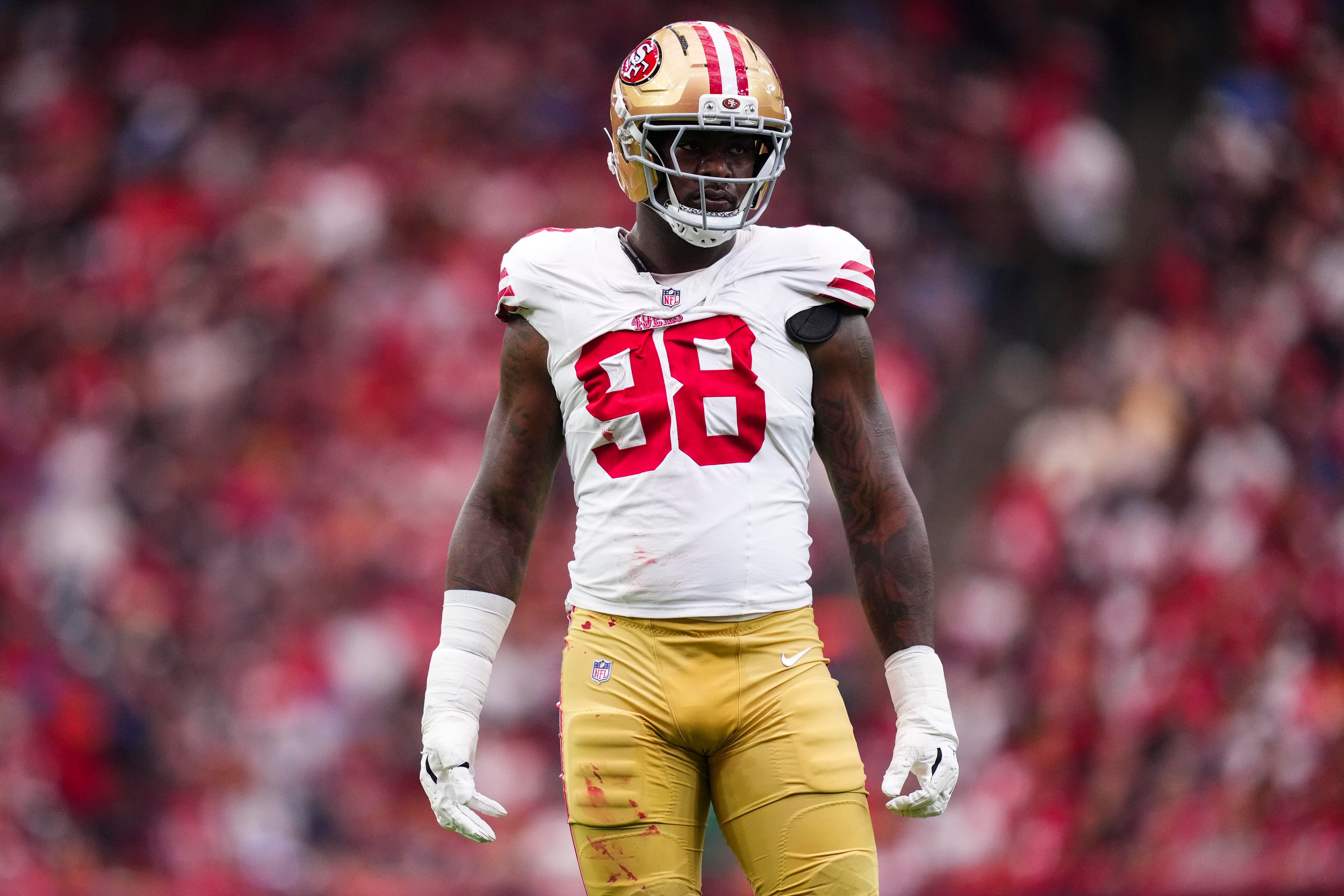Mykel Williams com o uniforme dos 49ers.