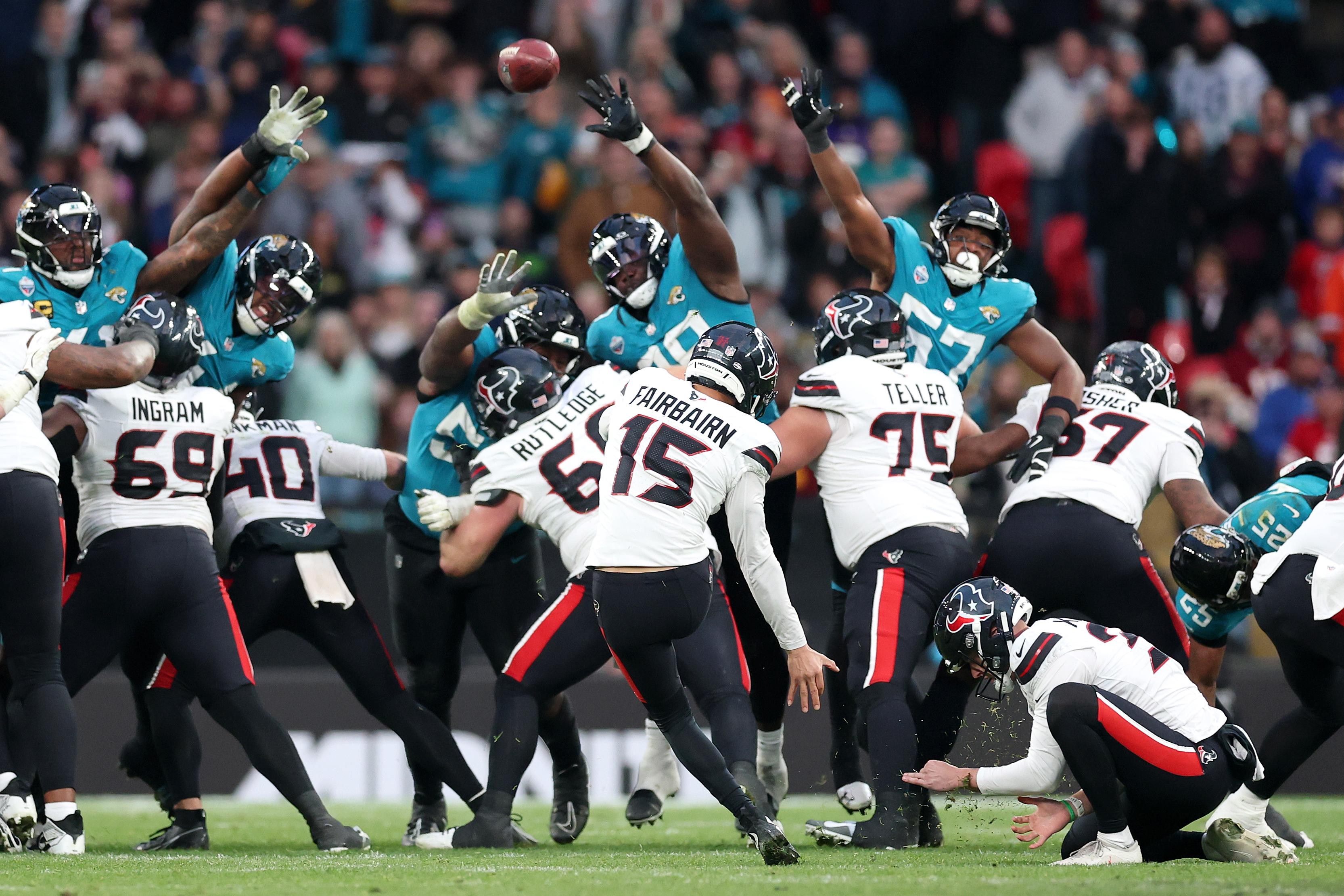 Ka’imi Fairbairn, do Houston Texans, cobra um field goal contra o Jacksonville Jaguars em Wembley, em Londres.