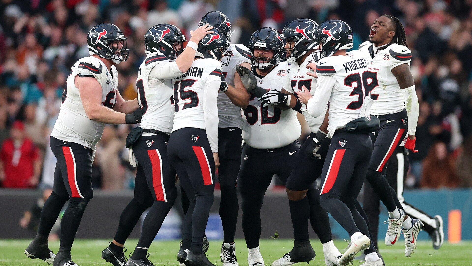 Ka’imi Fairbairn, do Houston Texans, durante cobrança de field goal no confronto com o Jacksonville Jaguars em Wembley.