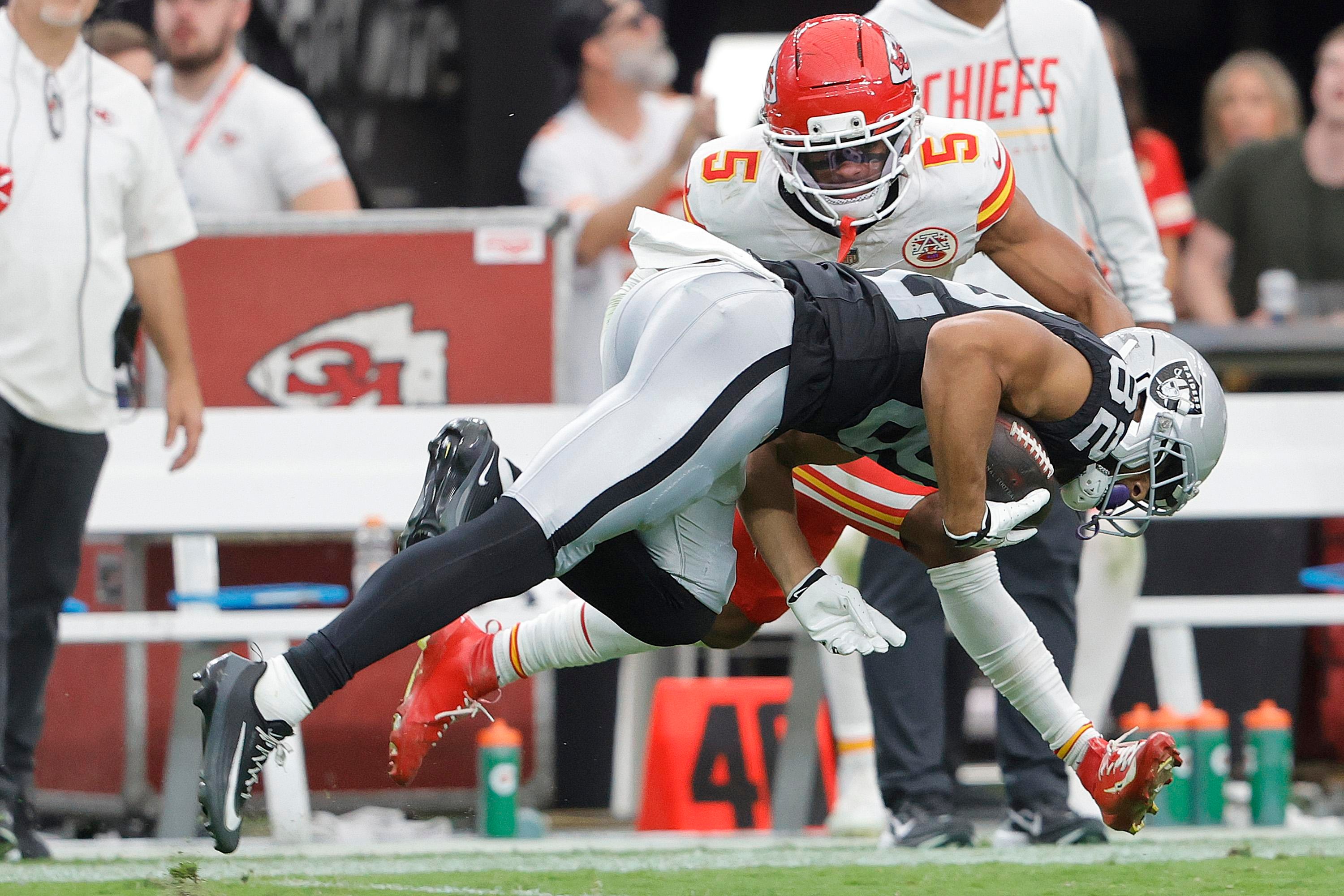 Recebedor dos Raiders é marcado por um defensor dos Chiefs.