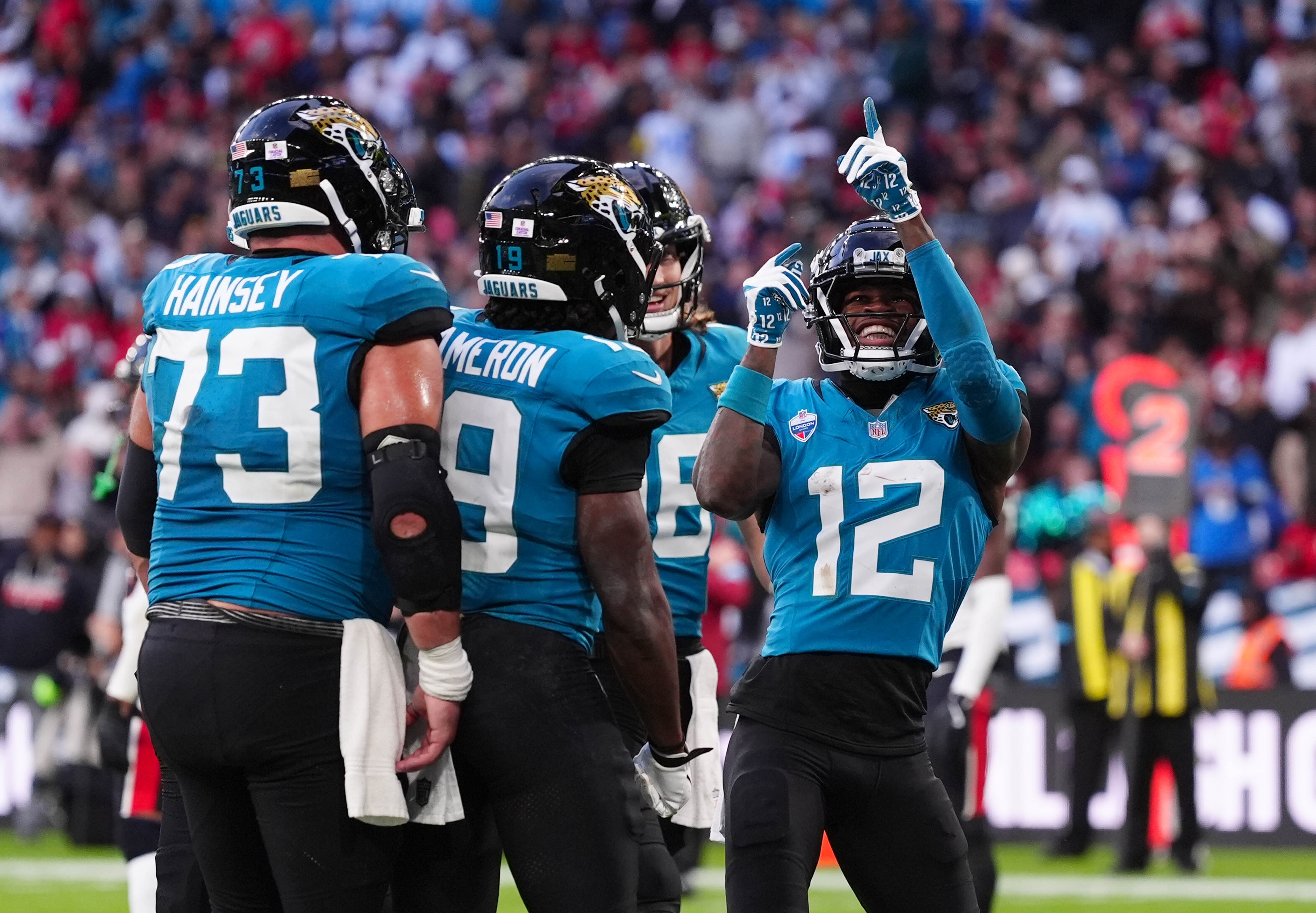 Travis Hunter, camisa 12 do Jacksonville Jaguars, comemora com companheiros durante a partida em Londres.