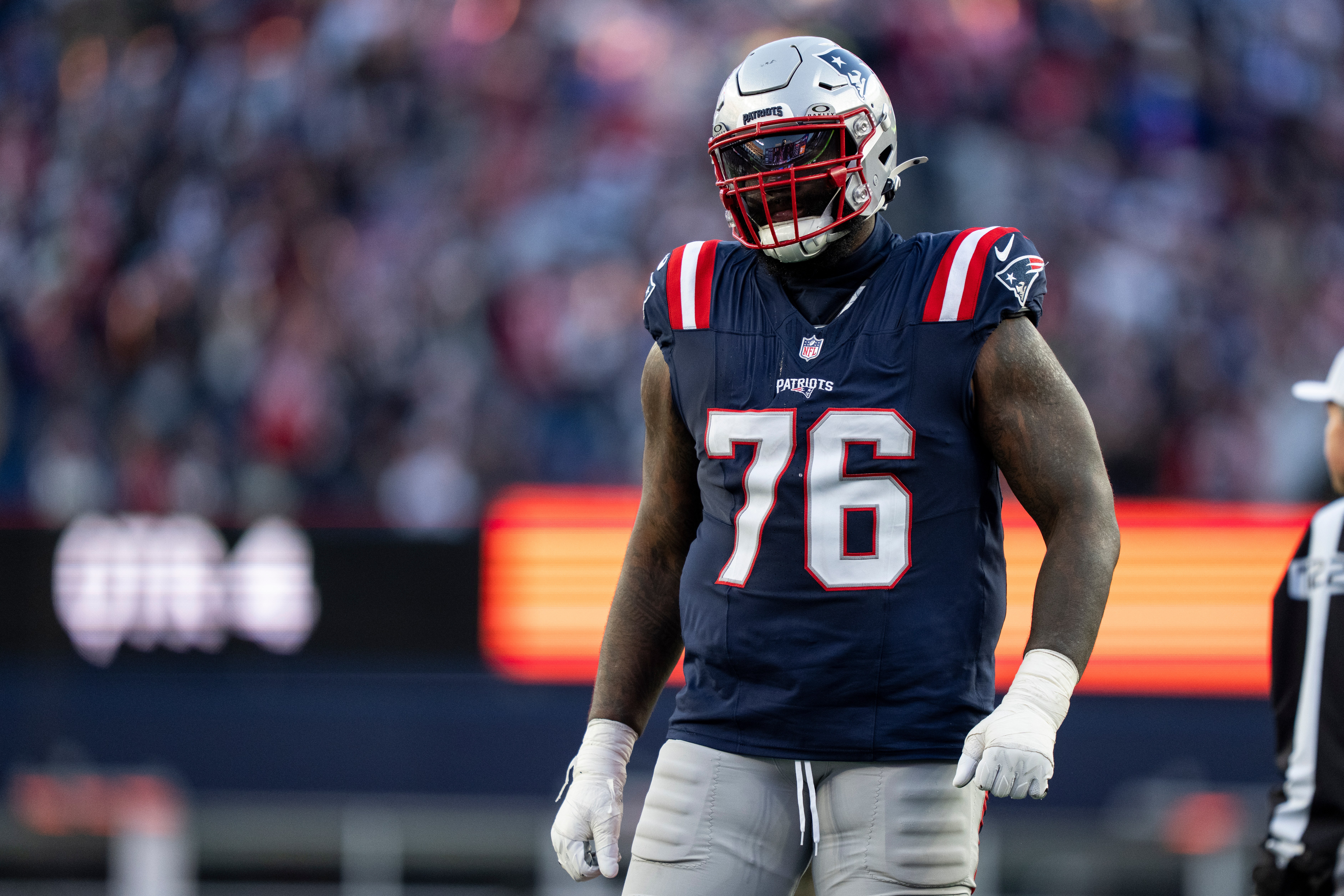 Morgan Moses, camisa 76 do New England Patriots, antes de partida contra o Atlanta Falcons em novembro de 2025.
