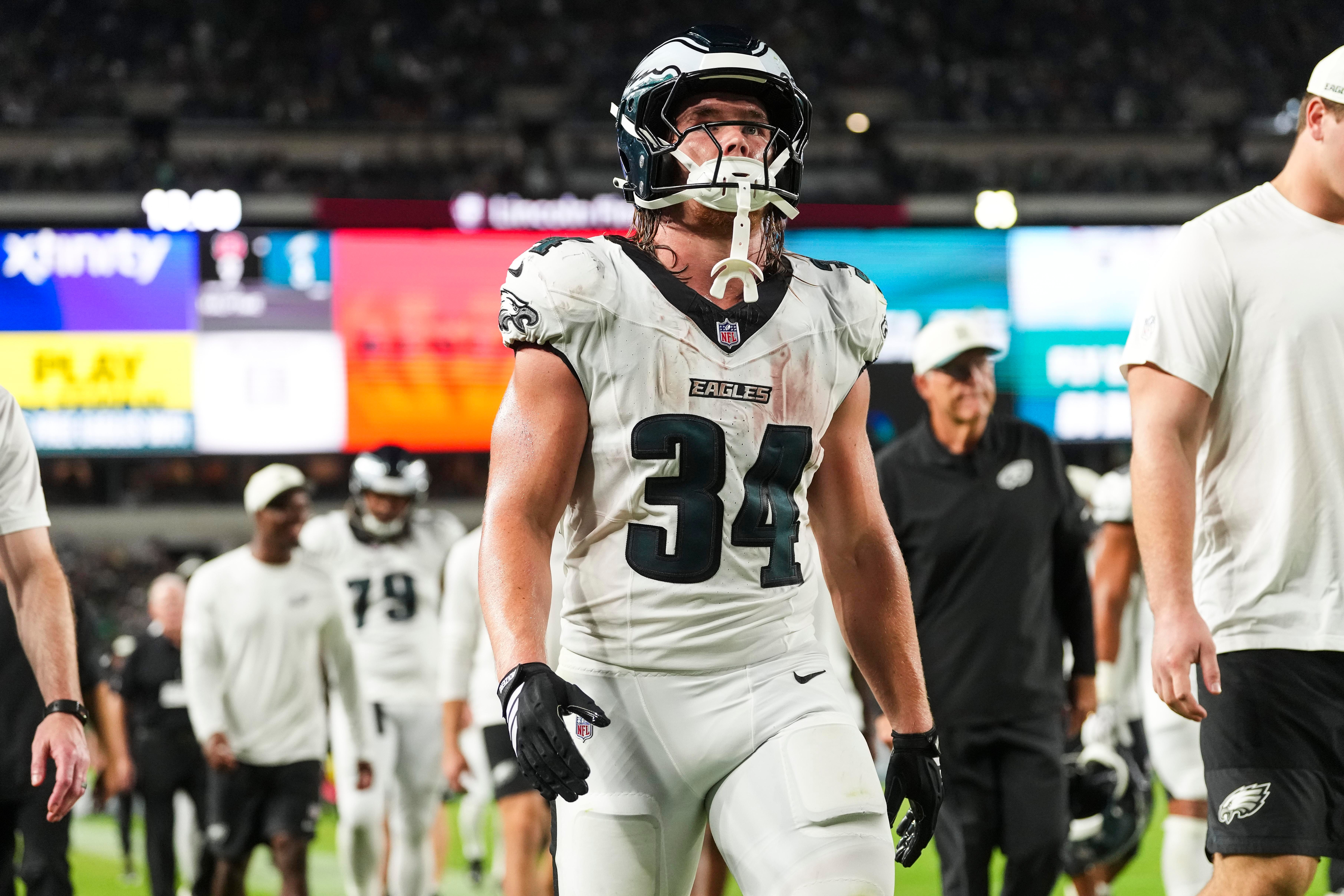 Carson Steele, do Philadelphia Eagles, deixa o campo em jogo de pré-temporada contra o Cincinnati Bengals em agosto de 2026.