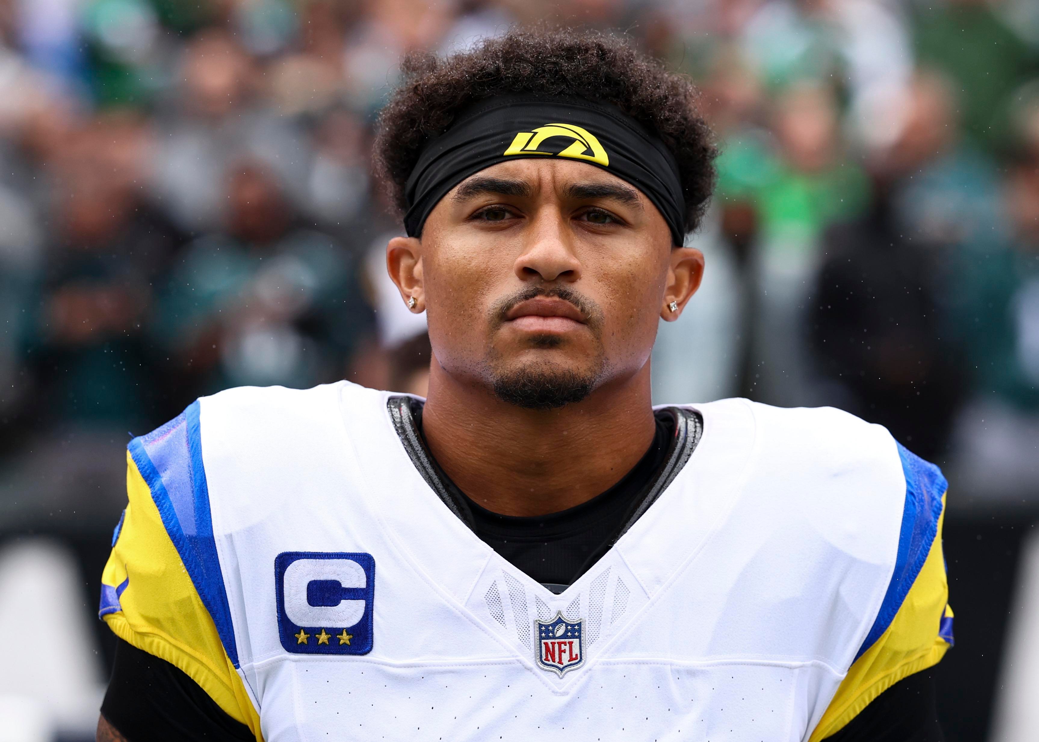 Trent McDuffie, do Los Angeles Rams, na lateral do campo antes do jogo contra o Philadelphia Eagles em outubro de 2026.