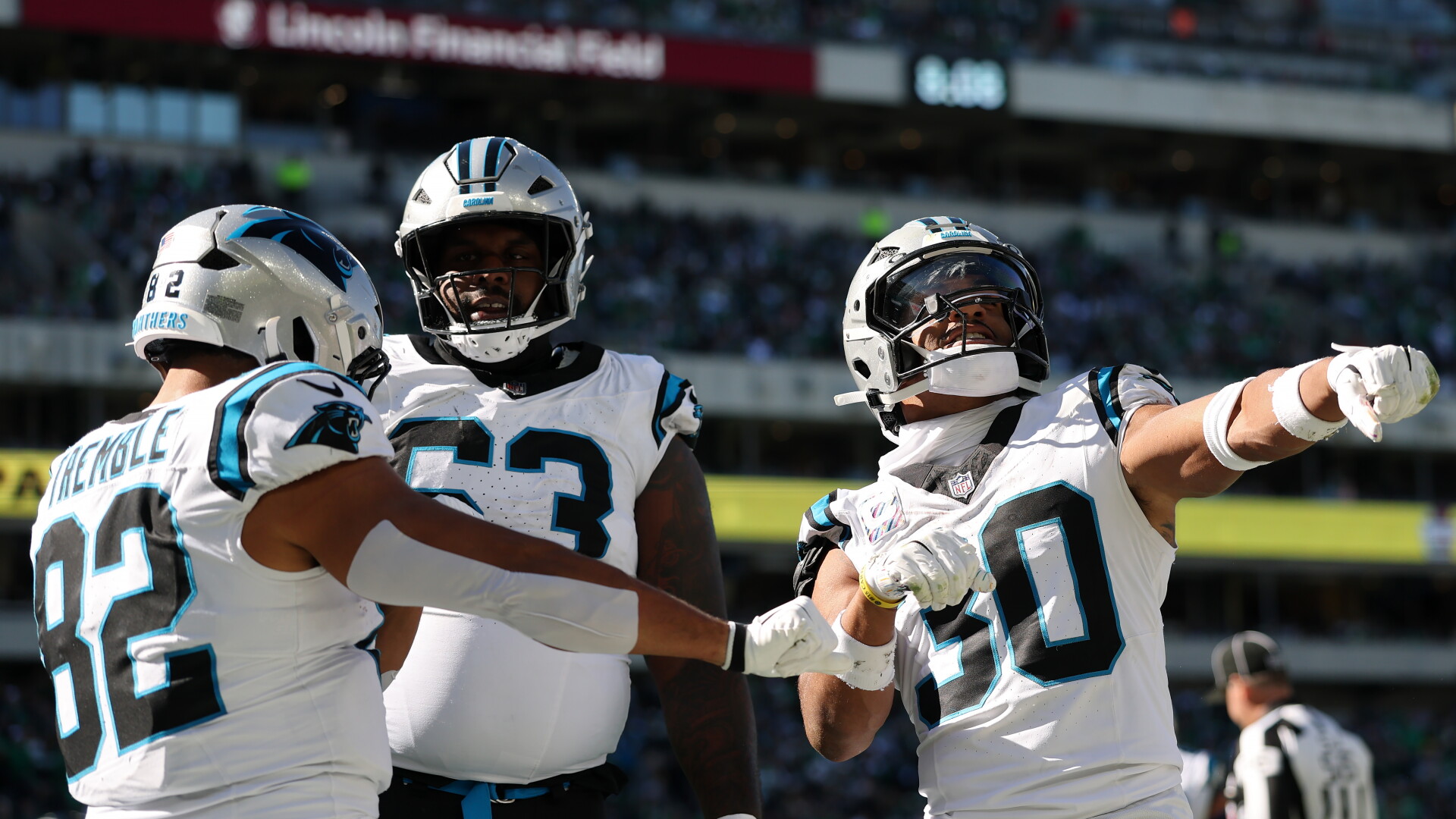 Tommy Tremble, do Carolina Panthers, comemora um touchdown com companheiros contra o Philadelphia Eagles.