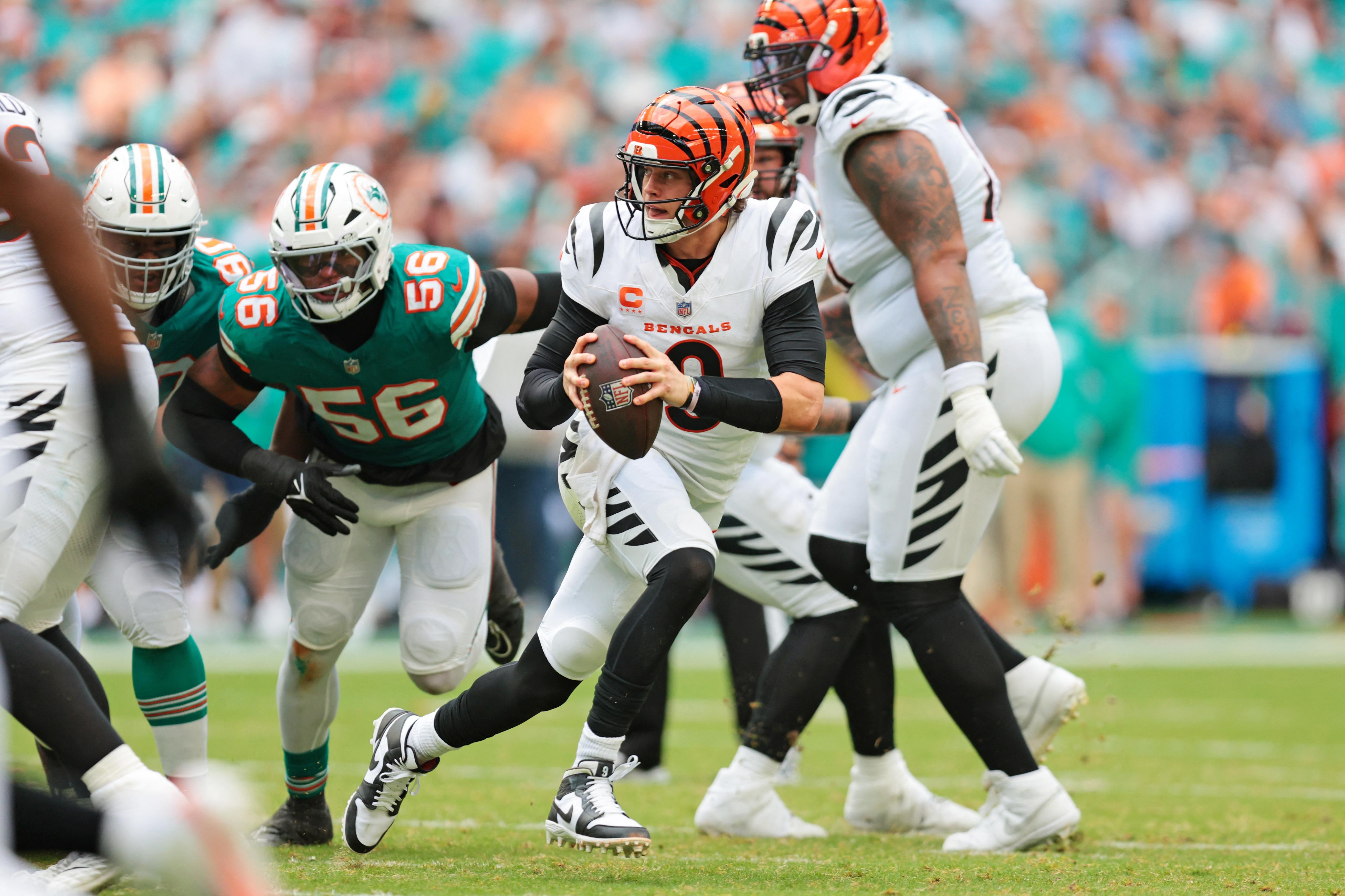 Joe Burrow enfrenta a defesa dos Dolphins.