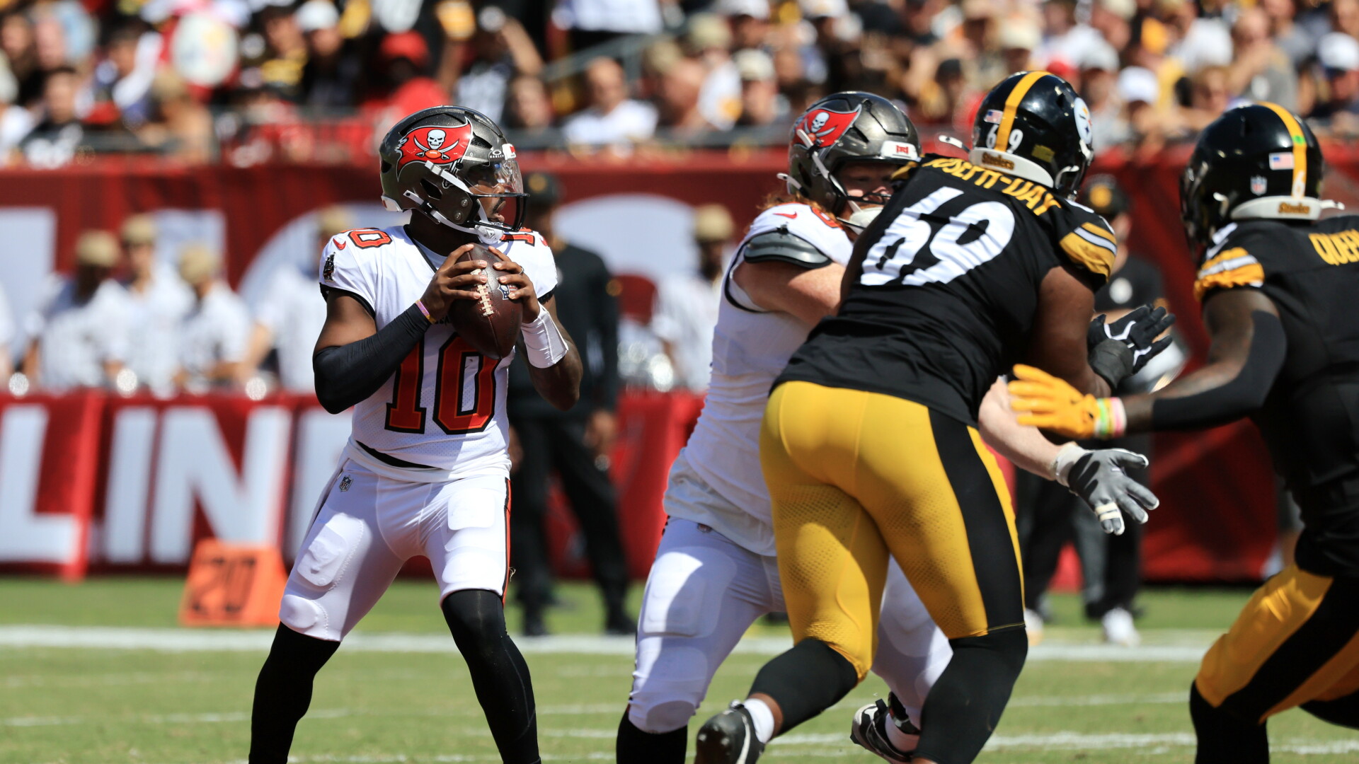 O ataque do Tampa Bay Buccaneers enfrenta a defesa do Pittsburgh Steelers.