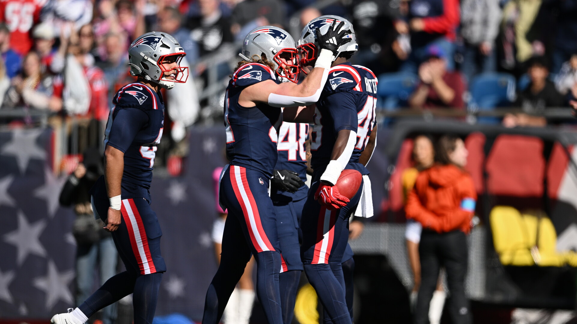Erick Hunter, do New England Patriots, comemora com companheiros contra o New York Jets no segundo quarto.