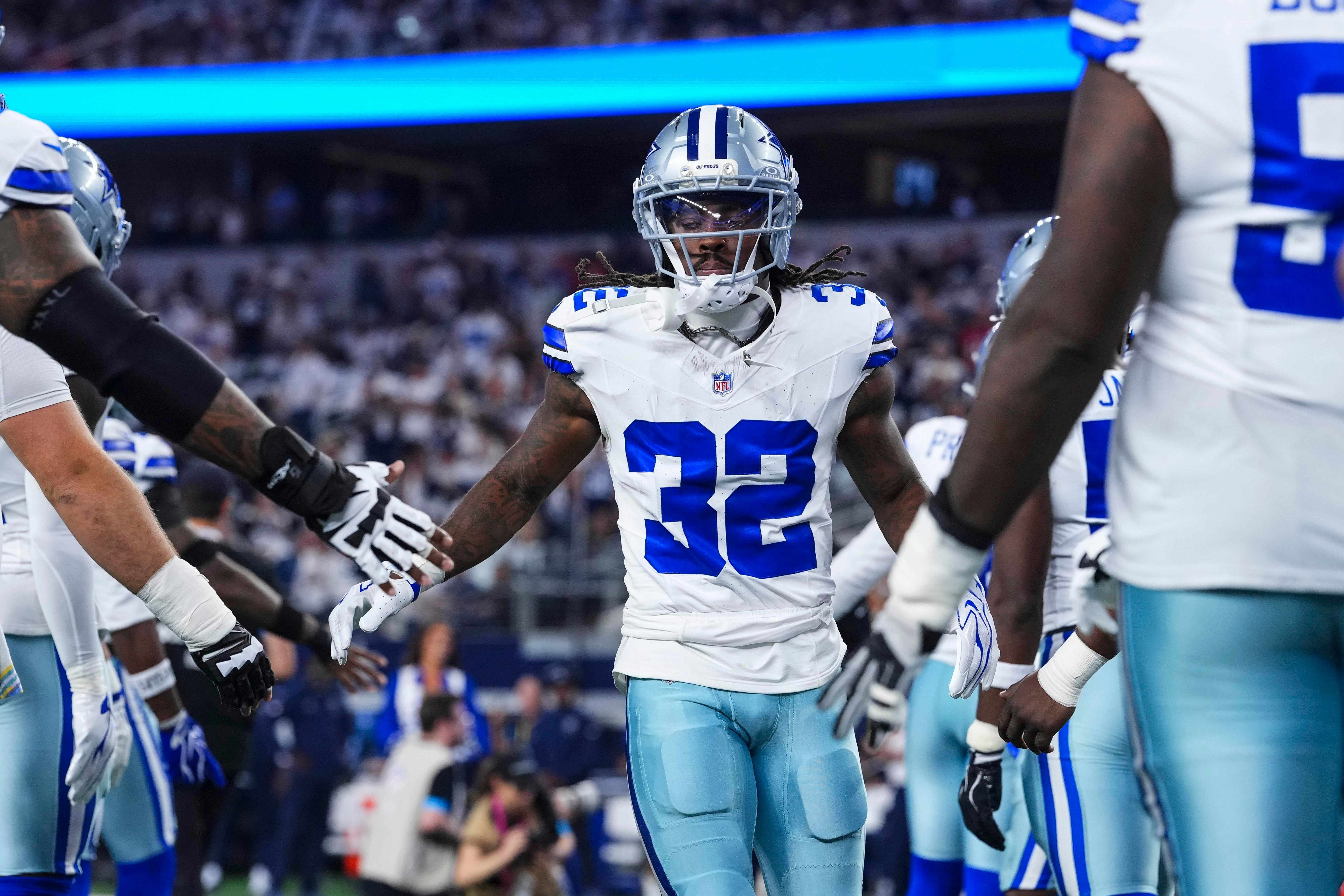 Jogadores do Dallas Cowboys durante uma atividade da equipe.