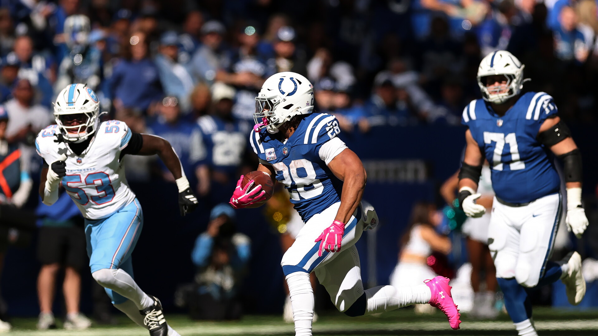Jonathan Taylor, do Indianapolis Colts, corre com a bola contra o Tennessee Titans no segundo quarto.