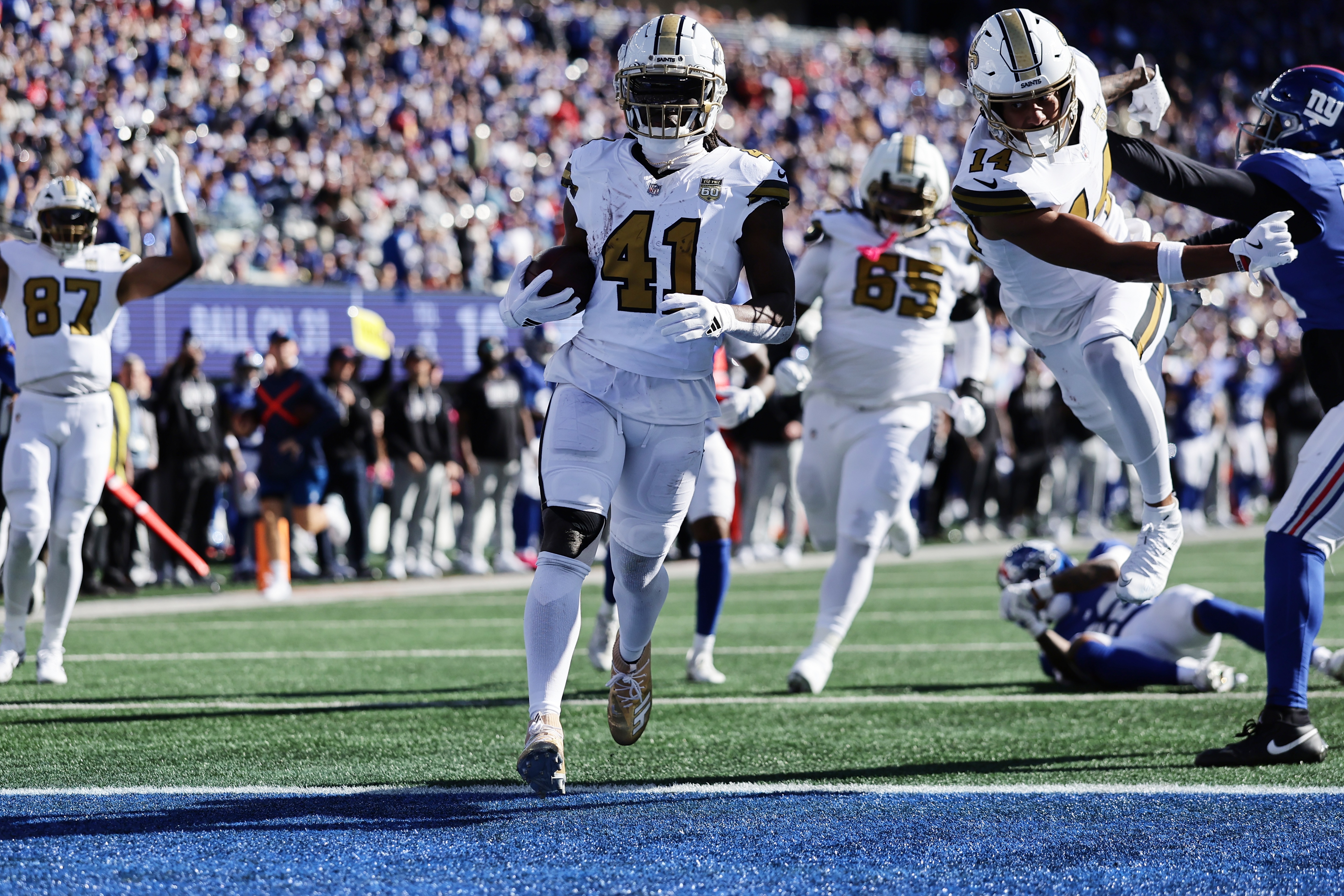 Alvin Kamara, do New Orleans Saints, avança com a bola contra o New York Giants.