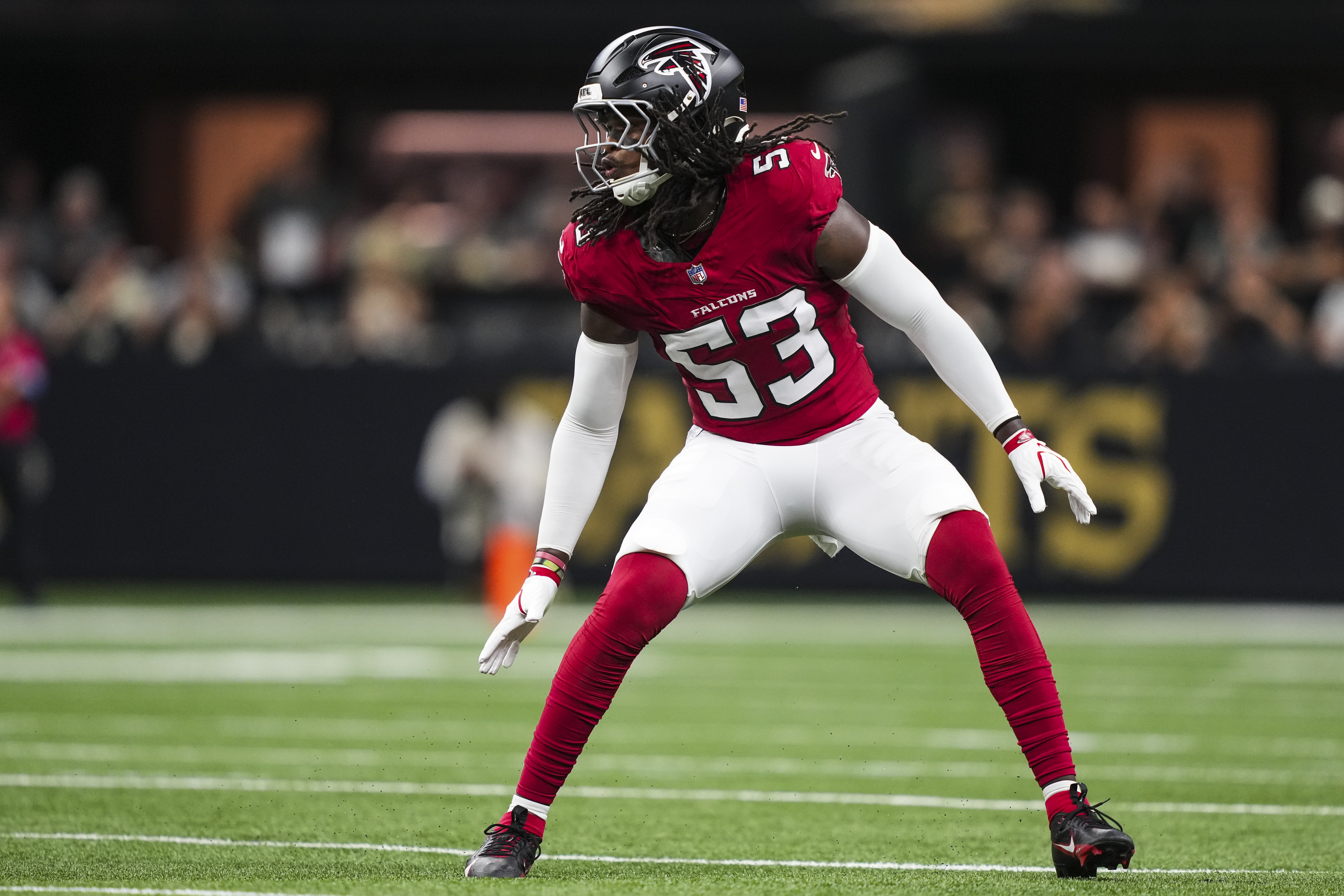 Kendal Daniels, camisa 53 do Atlanta Falcons, durante uma partida.