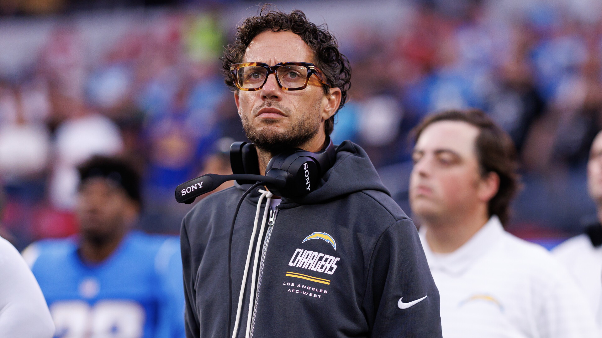 Mike McDaniel com roupas da comissão técnica do Los Angeles Chargers.