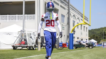 Greg Newsome II com o uniforme do New York Giants durante uma atividade da equipe.