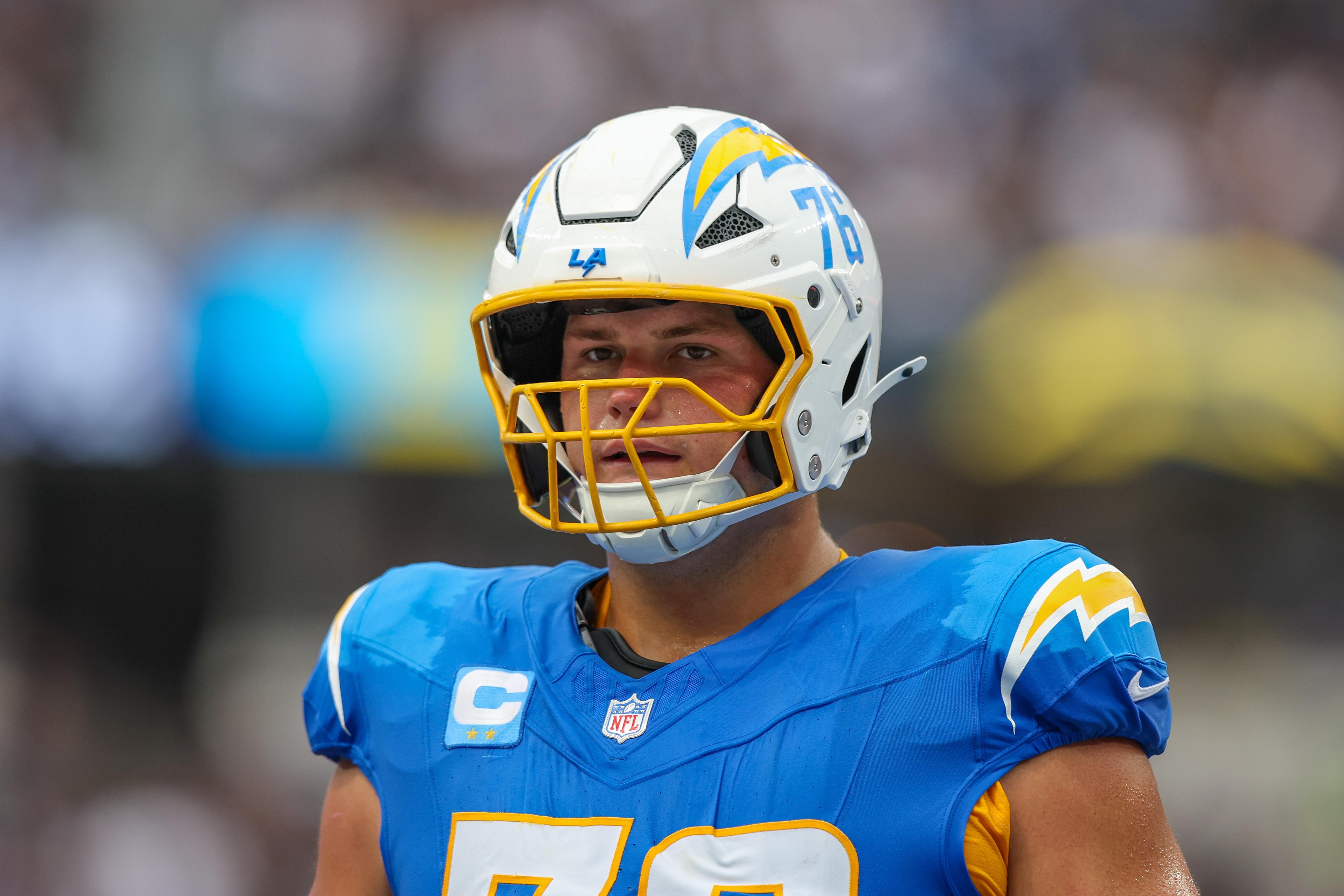 Derwin James com o uniforme do Los Angeles Chargers.