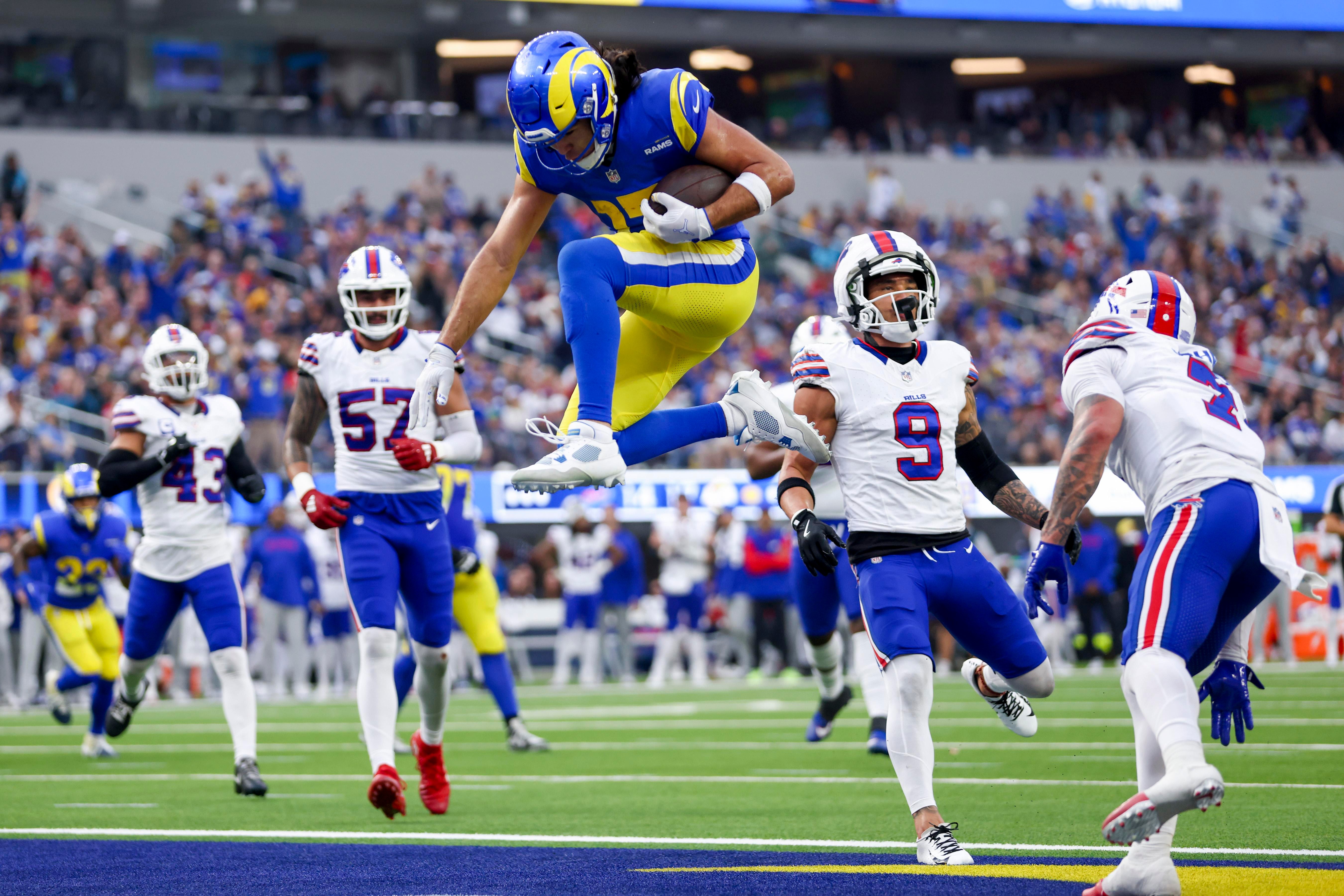 Puka Nacua marca um touchdown contra os Bills em Inglewood, em 8 de dezembro de 2024.
