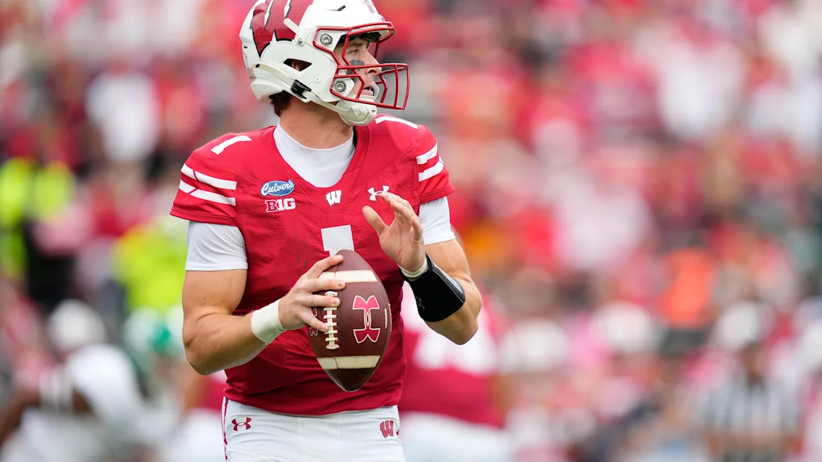 Colton Joseph se prepara para lançar por Wisconsin em imagem de arquivo.