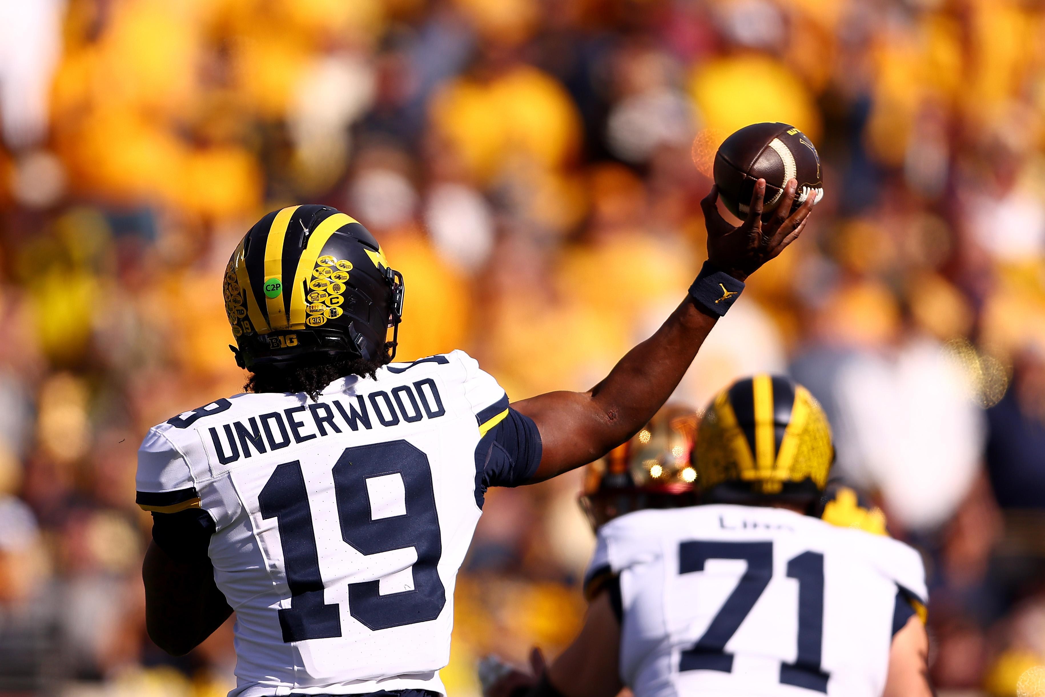 Bryce Underwood com o uniforme de Michigan.