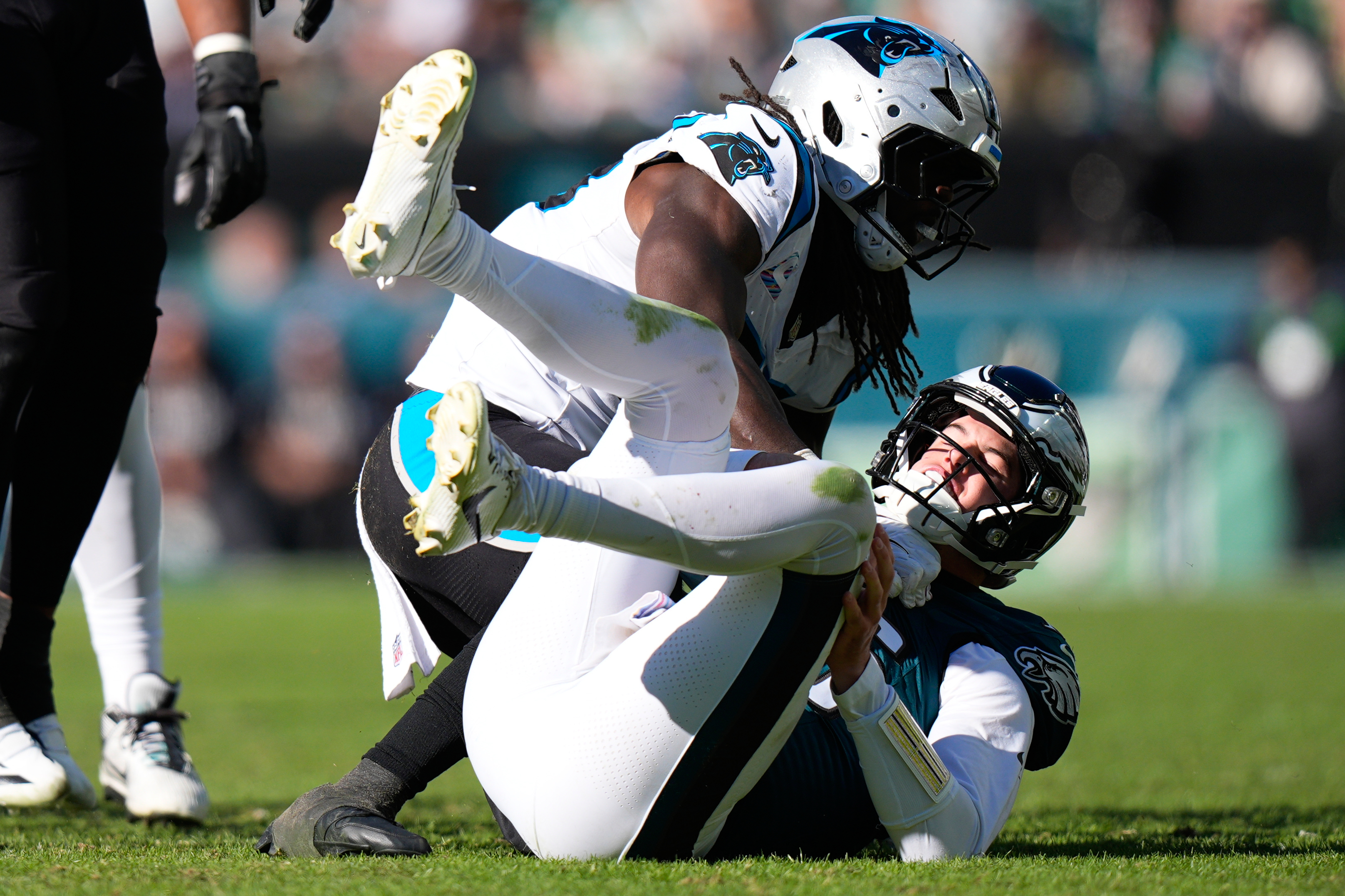 Defensor dos Panthers pressiona Tanner McKee durante o duelo com os Eagles.