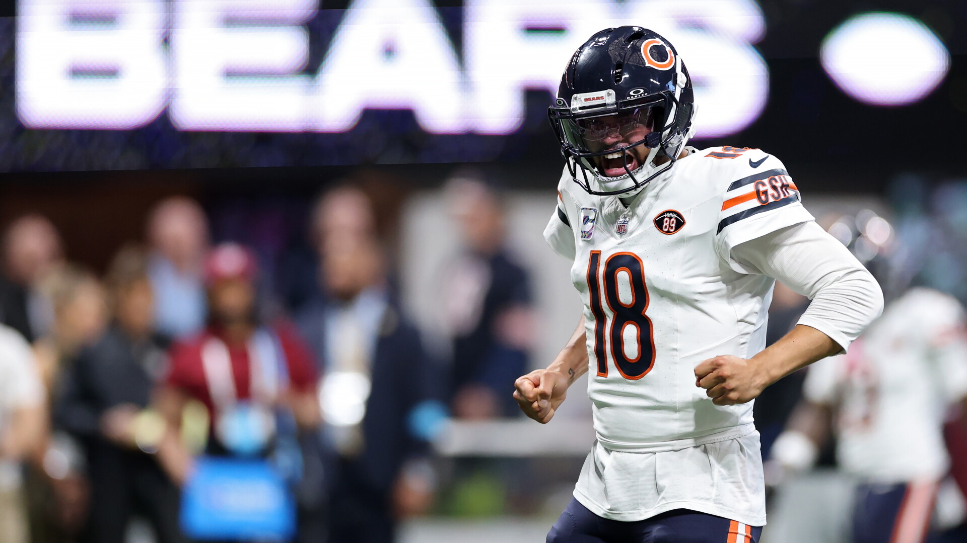 Caleb Williams, do Chicago Bears, comemora um touchdown contra o Atlanta Falcons.