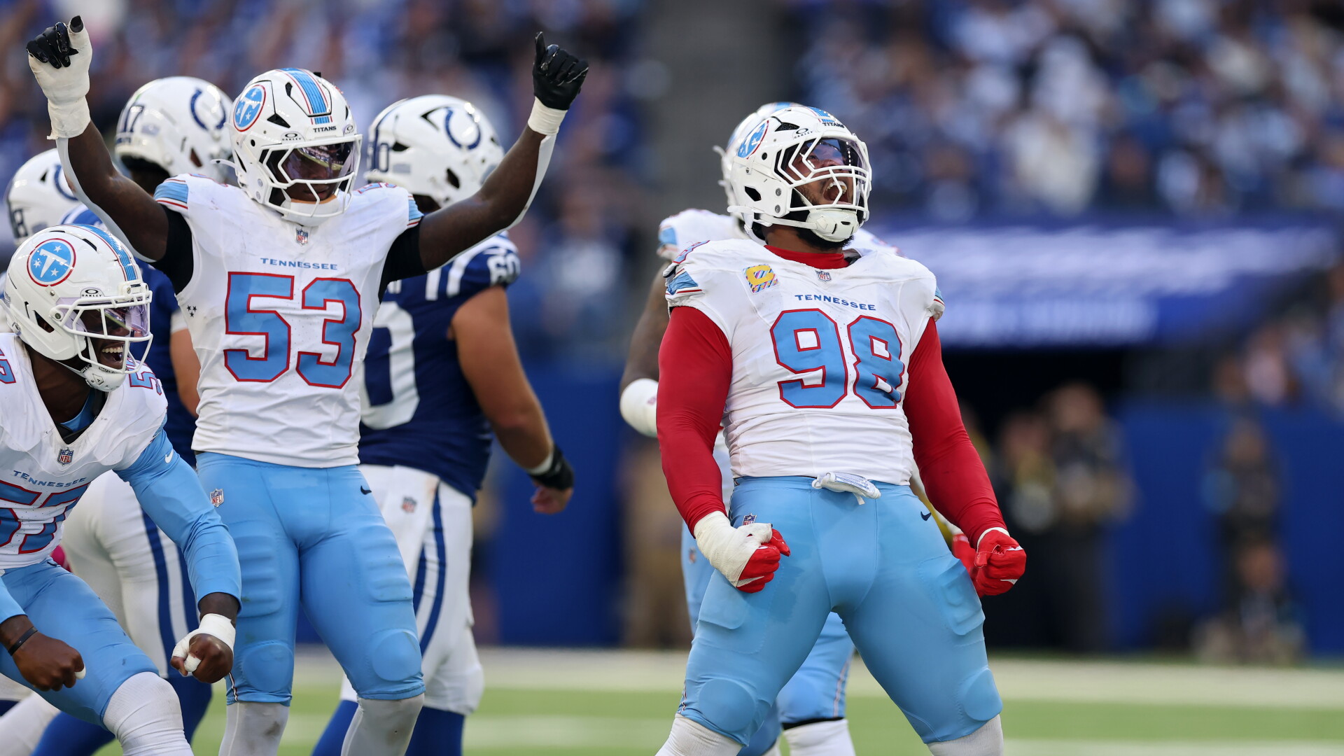 Jeffery Simmons, do Tennessee Titans, comemora após um sack em Daniel Jones, do Indianapolis Colts.