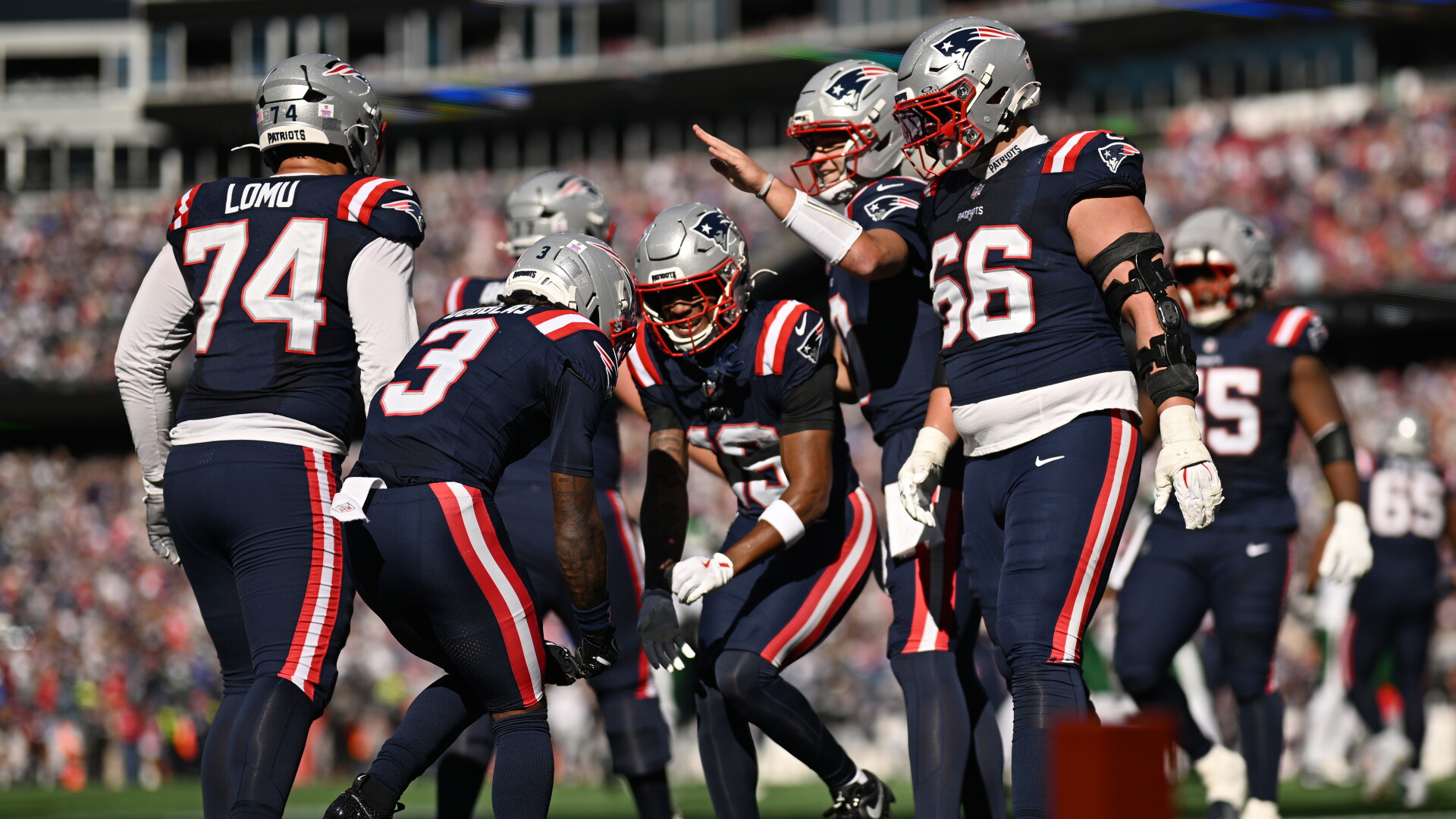 DeMario Douglas comemora um touchdown com companheiros do New England Patriots contra o New York Jets.