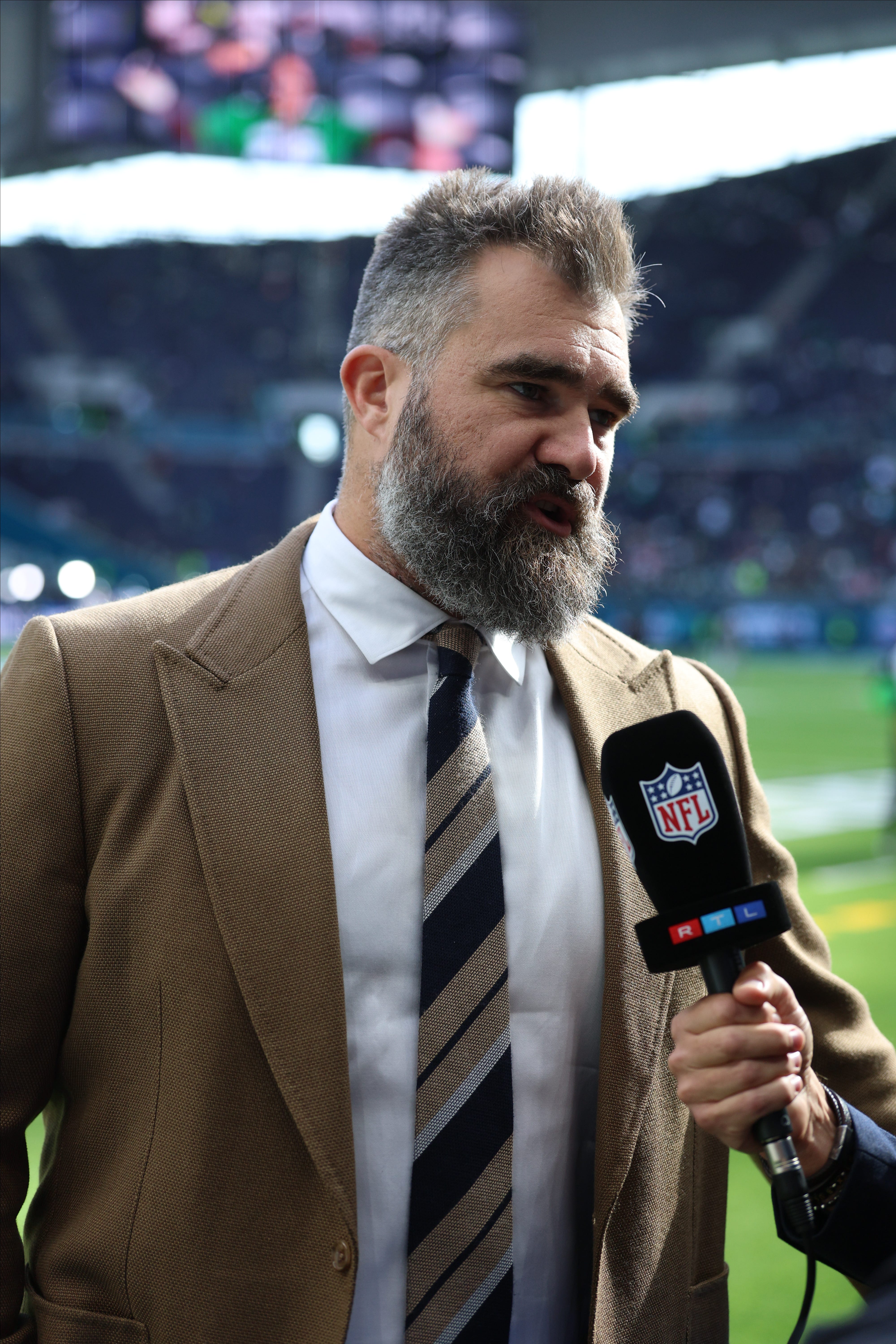 Jason Kelce durante uma entrevista.
