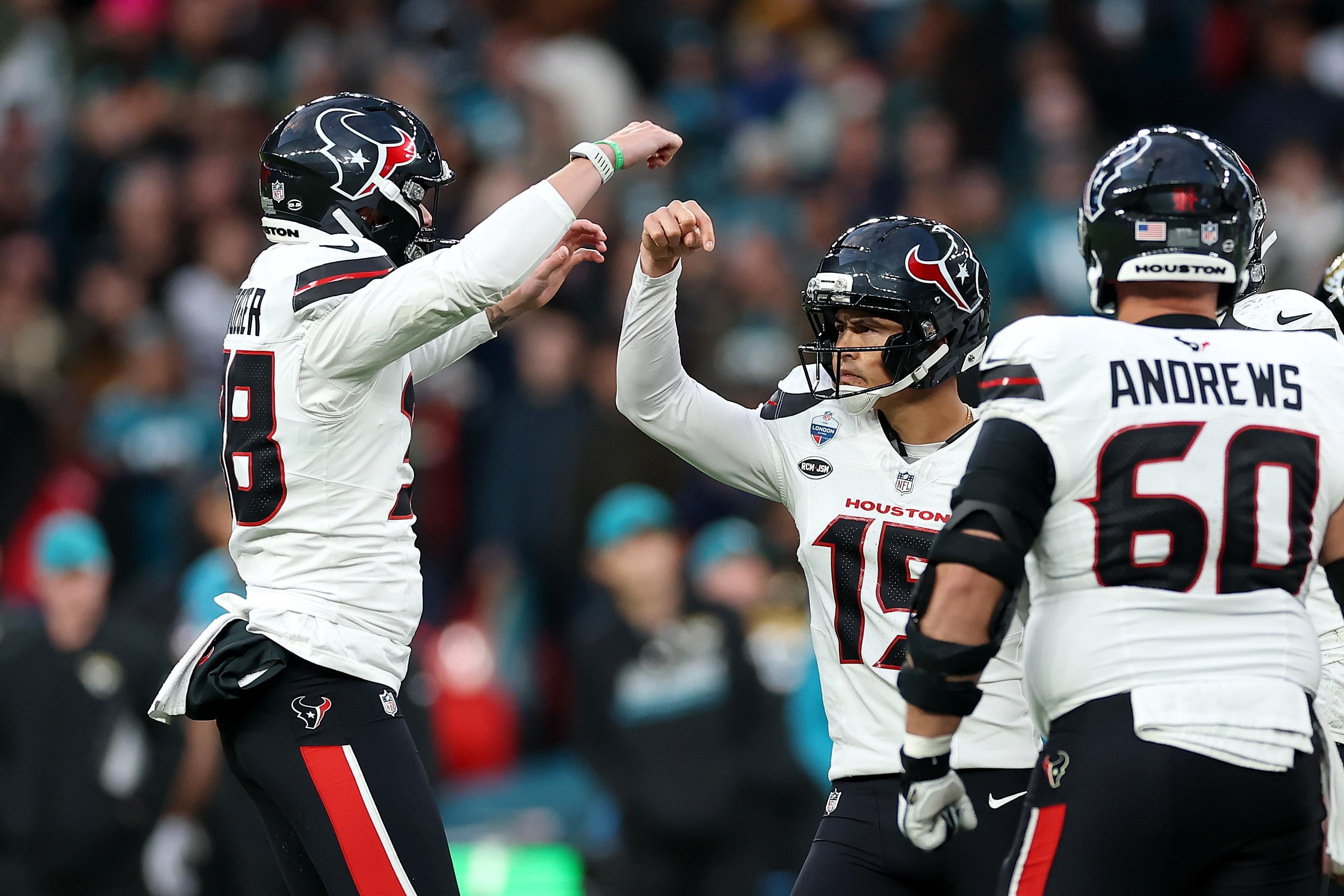 Jogadores dos Texans comemoram durante a partida contra os Jaguars em Londres.