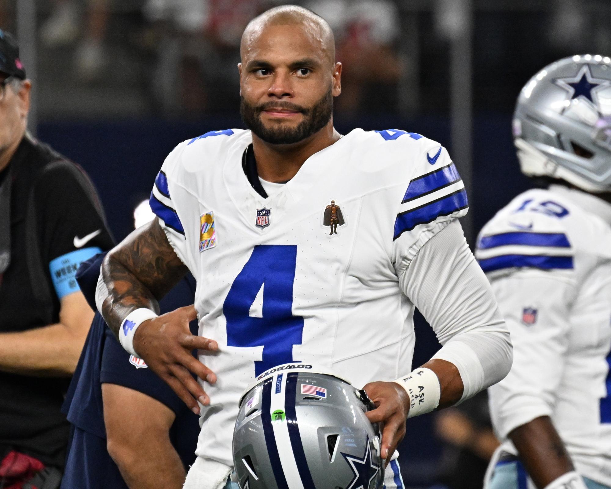 Dak Prescott com o uniforme do Dallas Cowboys.