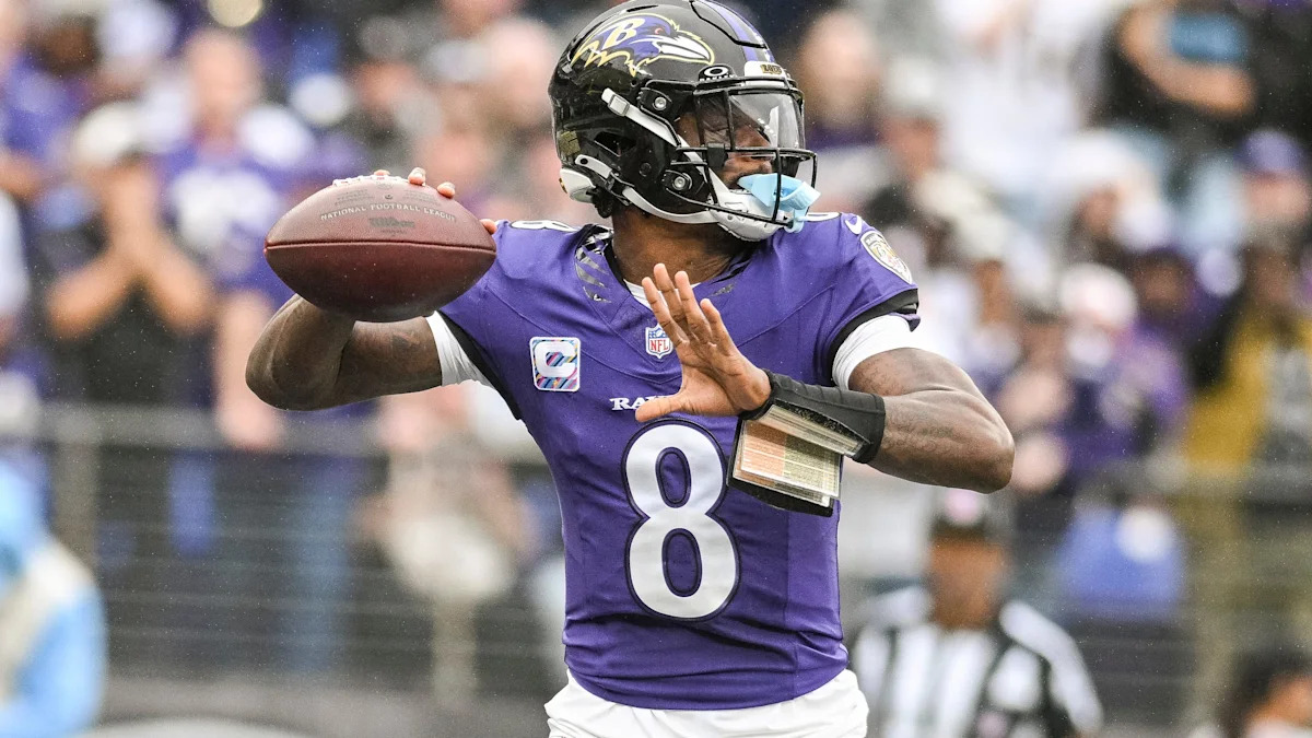 Lamar Jackson prepara um passe com o uniforme dos Ravens.