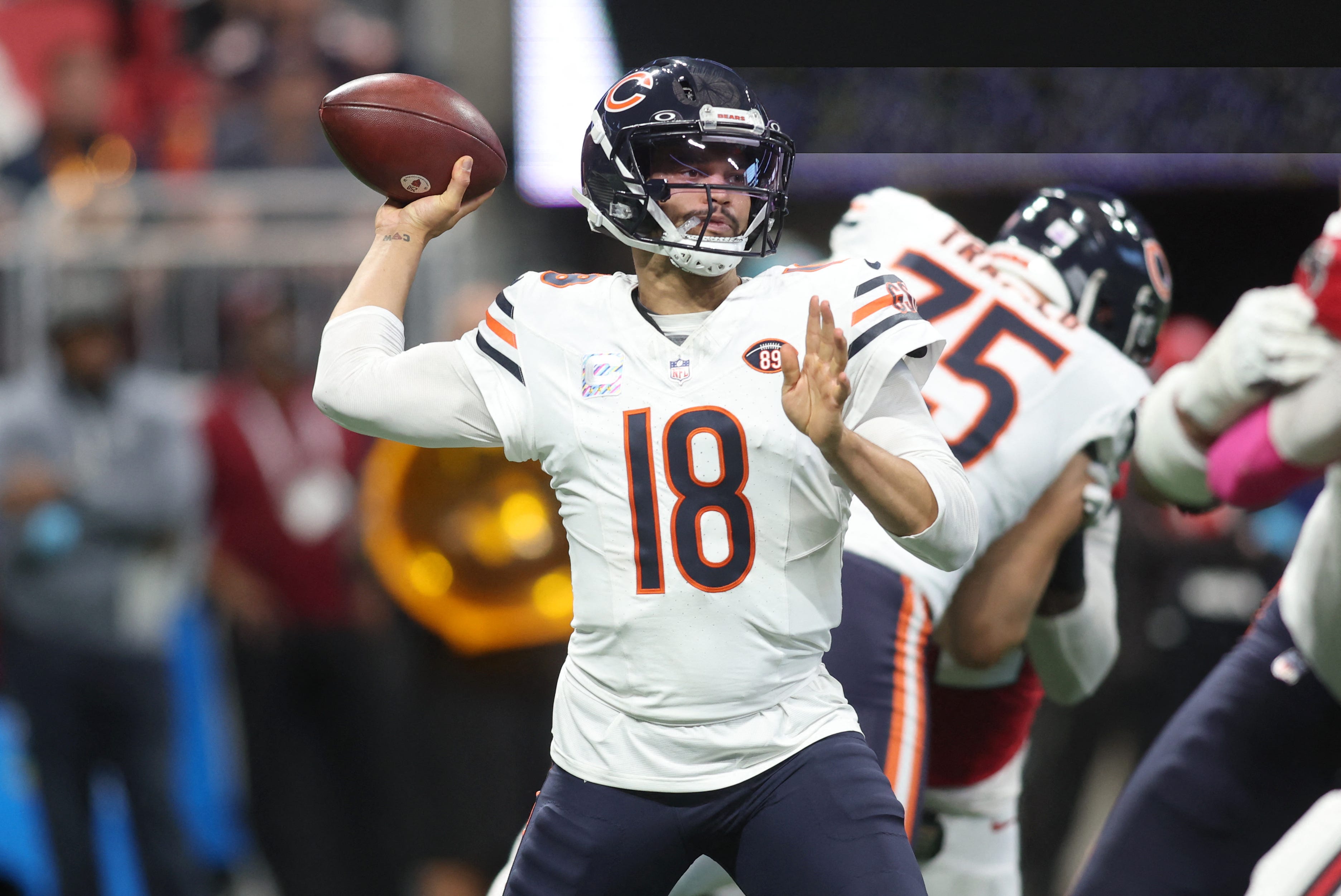 Caleb Williams em ação pelos Bears contra os Falcons.