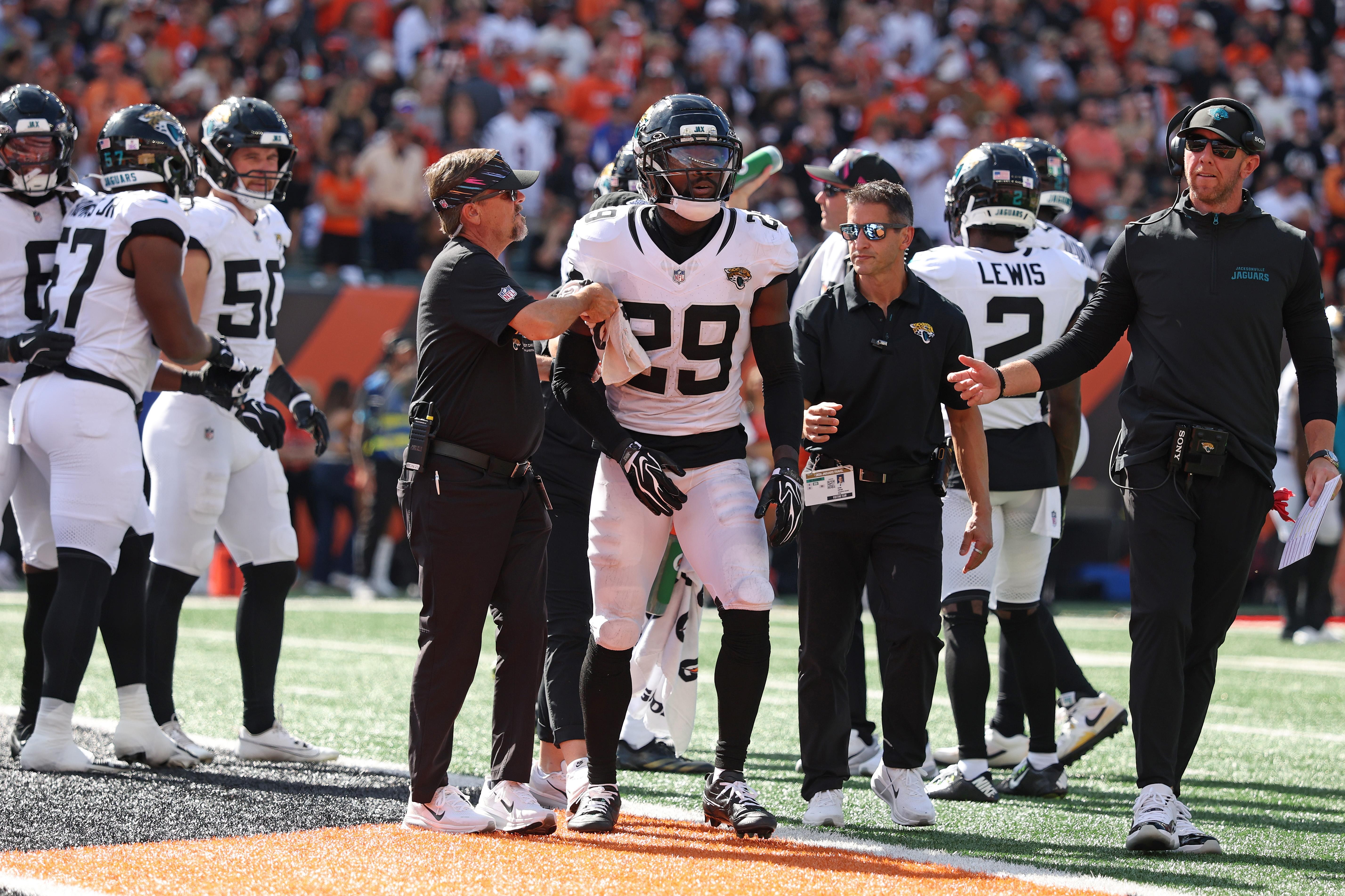 Eric Murray é avaliado pela equipe médica durante Jaguars x Bengals em Cincinnati, em 4 de outubro de 2026.