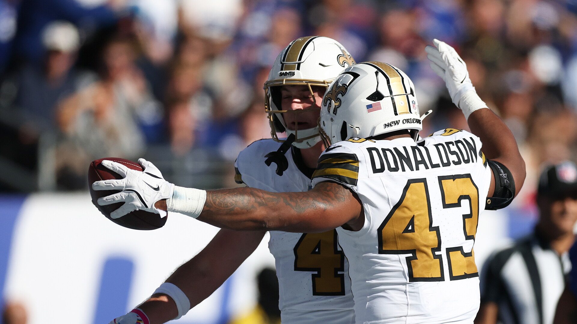 Zach Wilson e C.J. Donaldson, do New Orleans Saints, comemoram durante o confronto com o New York Giants.