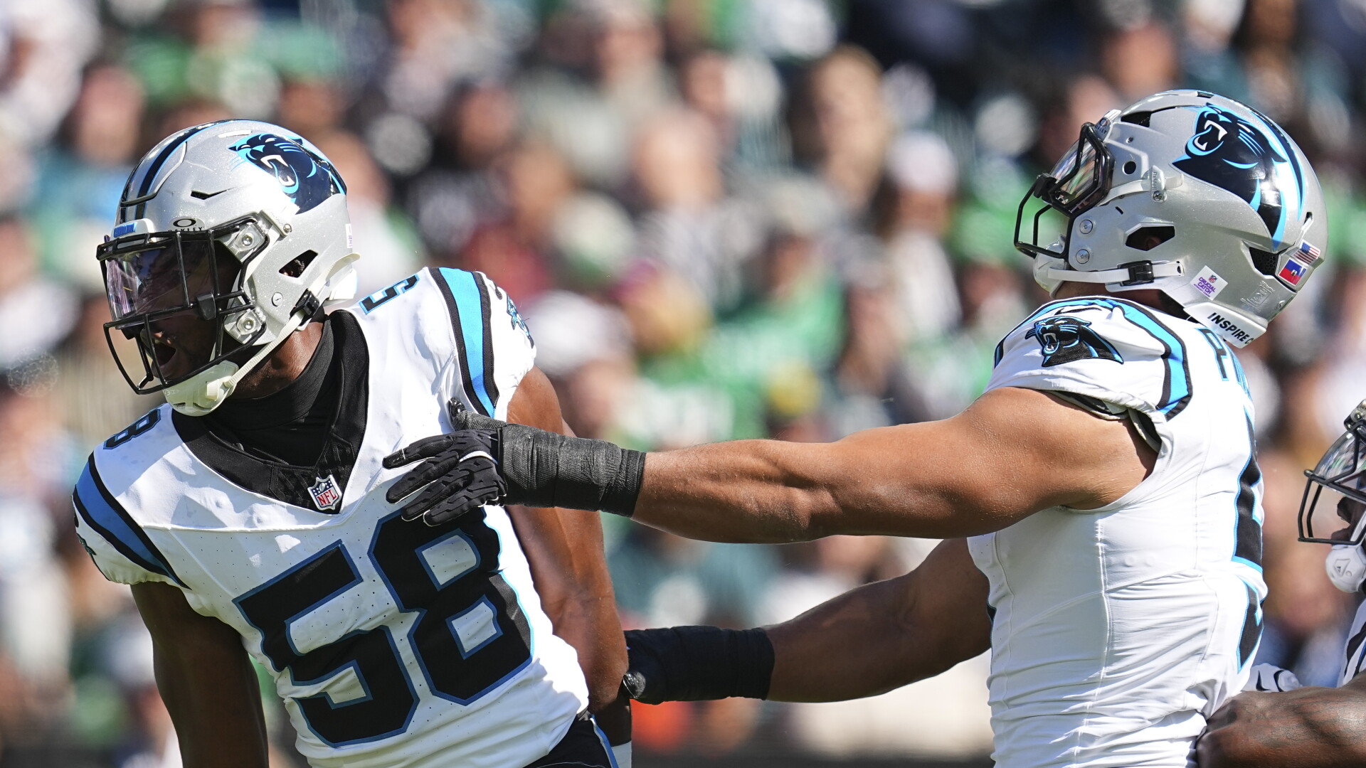 Bobby Okereke, do Carolina Panthers, reage após um sack contra o Philadelphia Eagles.