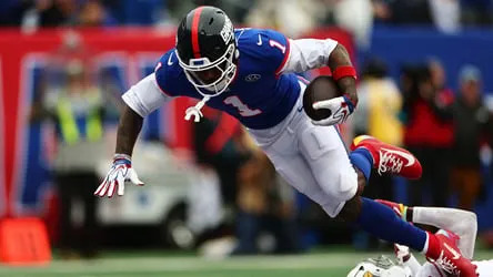 Malik Nabers corre com a bola pelos Giants.