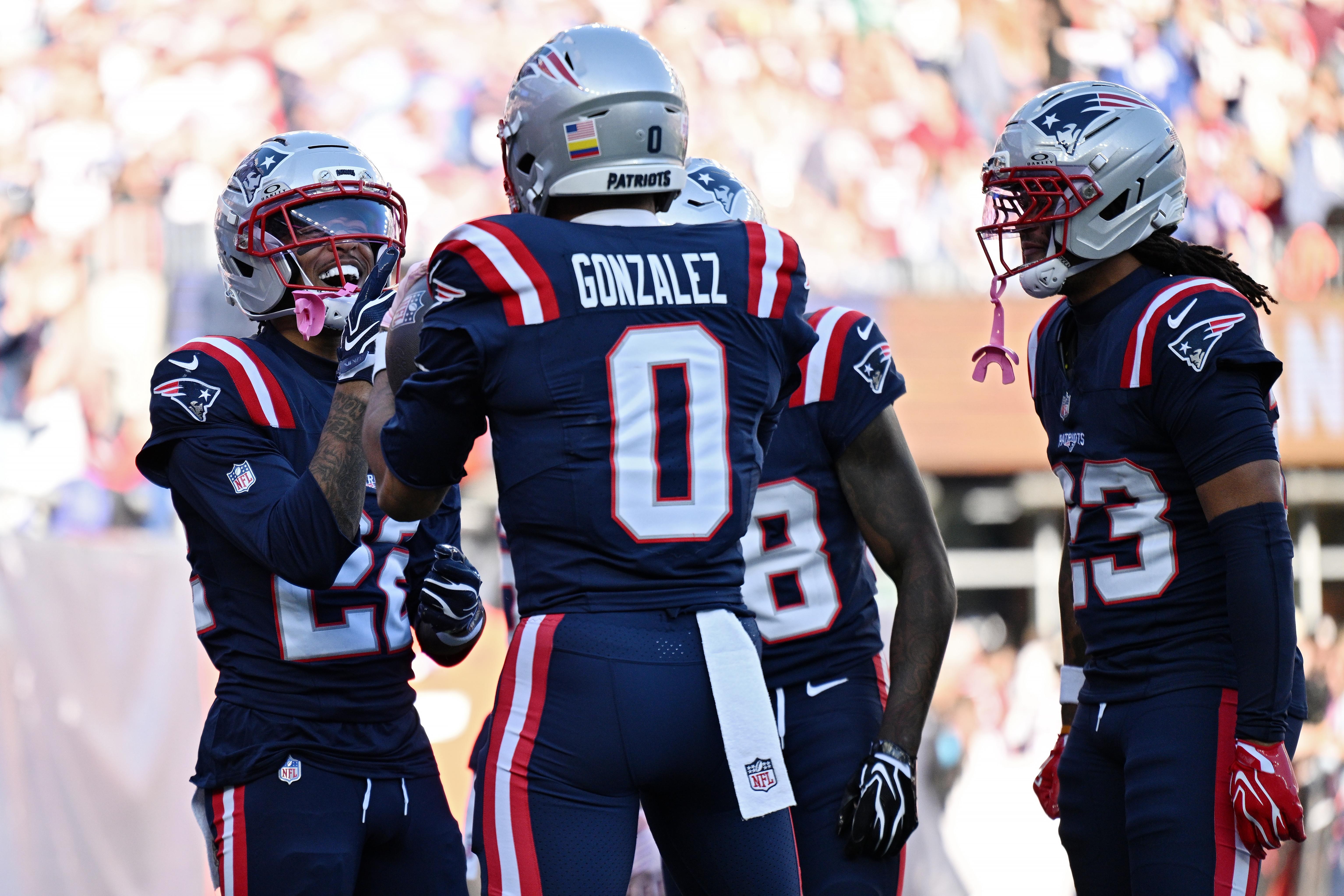 Charles Woods comemora uma interceptação com companheiros dos Patriots.