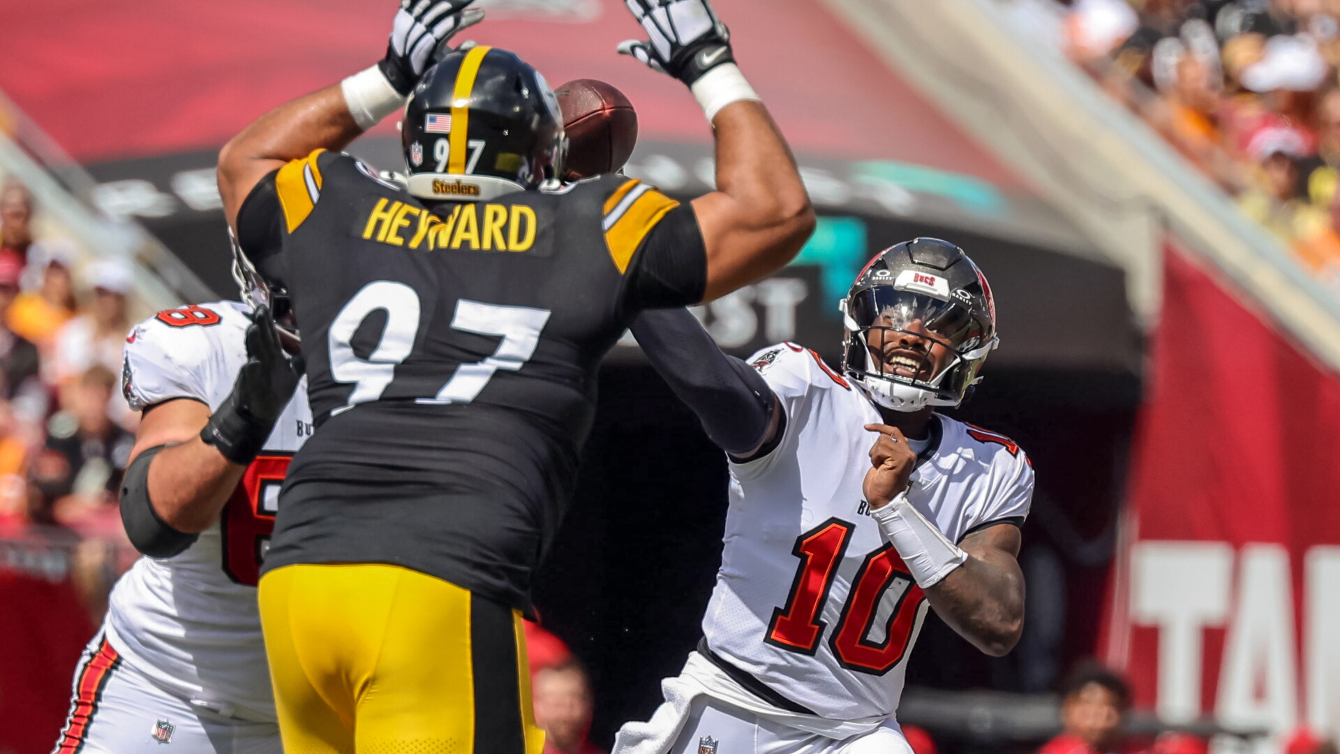 Jalon Daniels, do Tampa Bay Buccaneers, lança sob pressão de Cameron Heyward, do Pittsburgh Steelers.