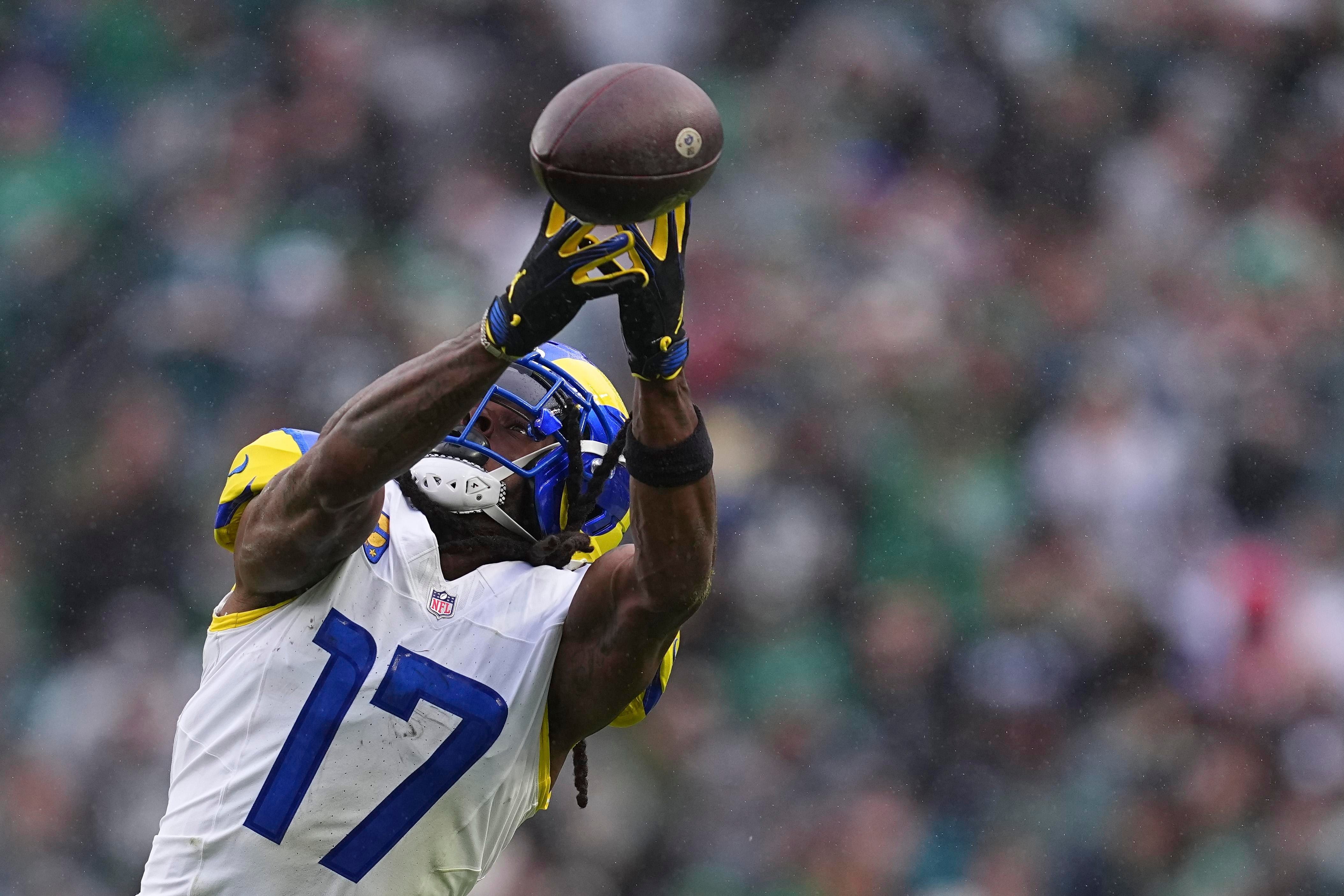 Davante Adams tenta receber um passe pelos Rams.