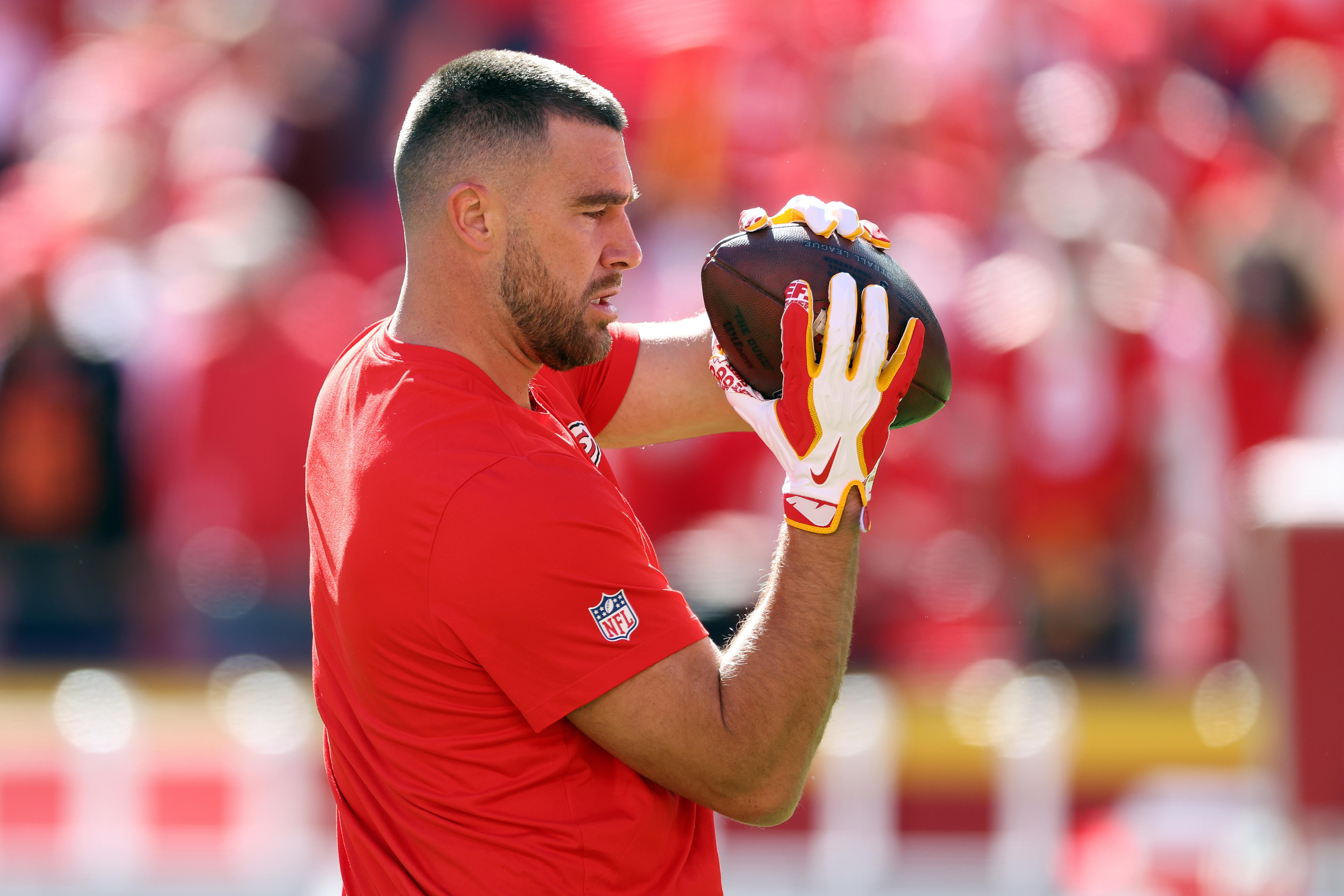 Travis Kelce segura a bola durante aquecimento dos Chiefs.