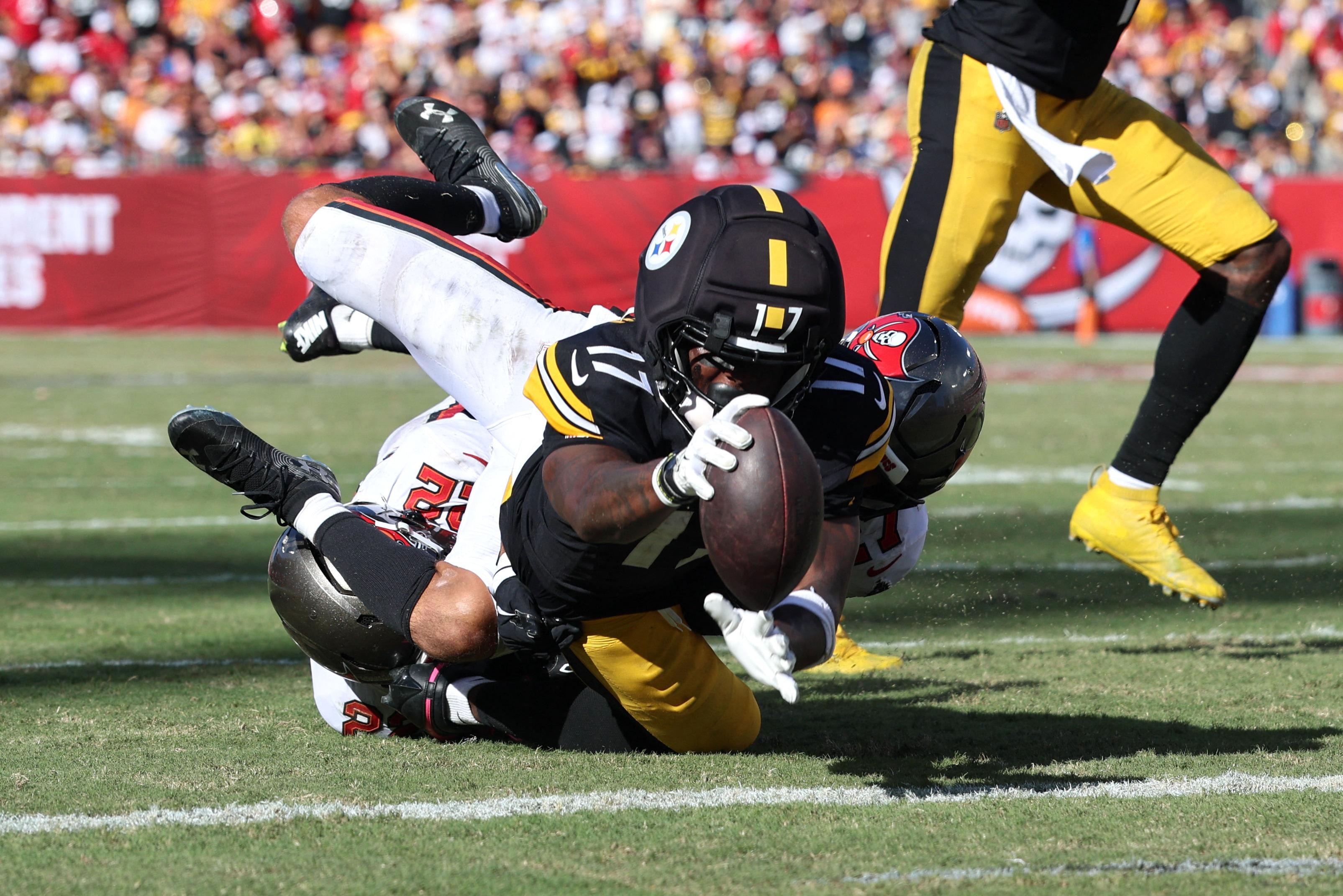 Germie Bernard é marcado por defensores dos Buccaneers.