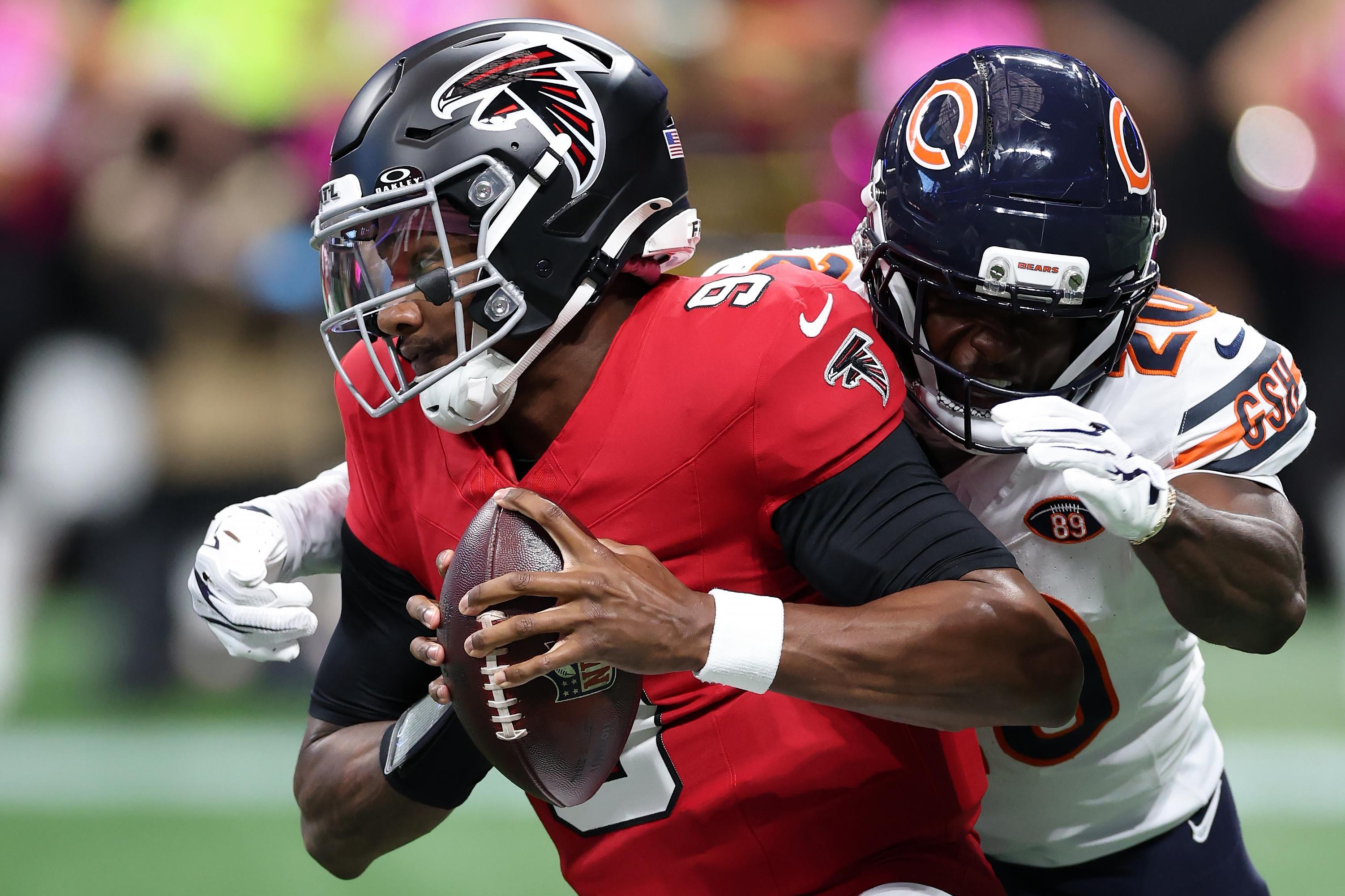 Michael Penix Jr. recebe pressão de um defensor dos Bears.