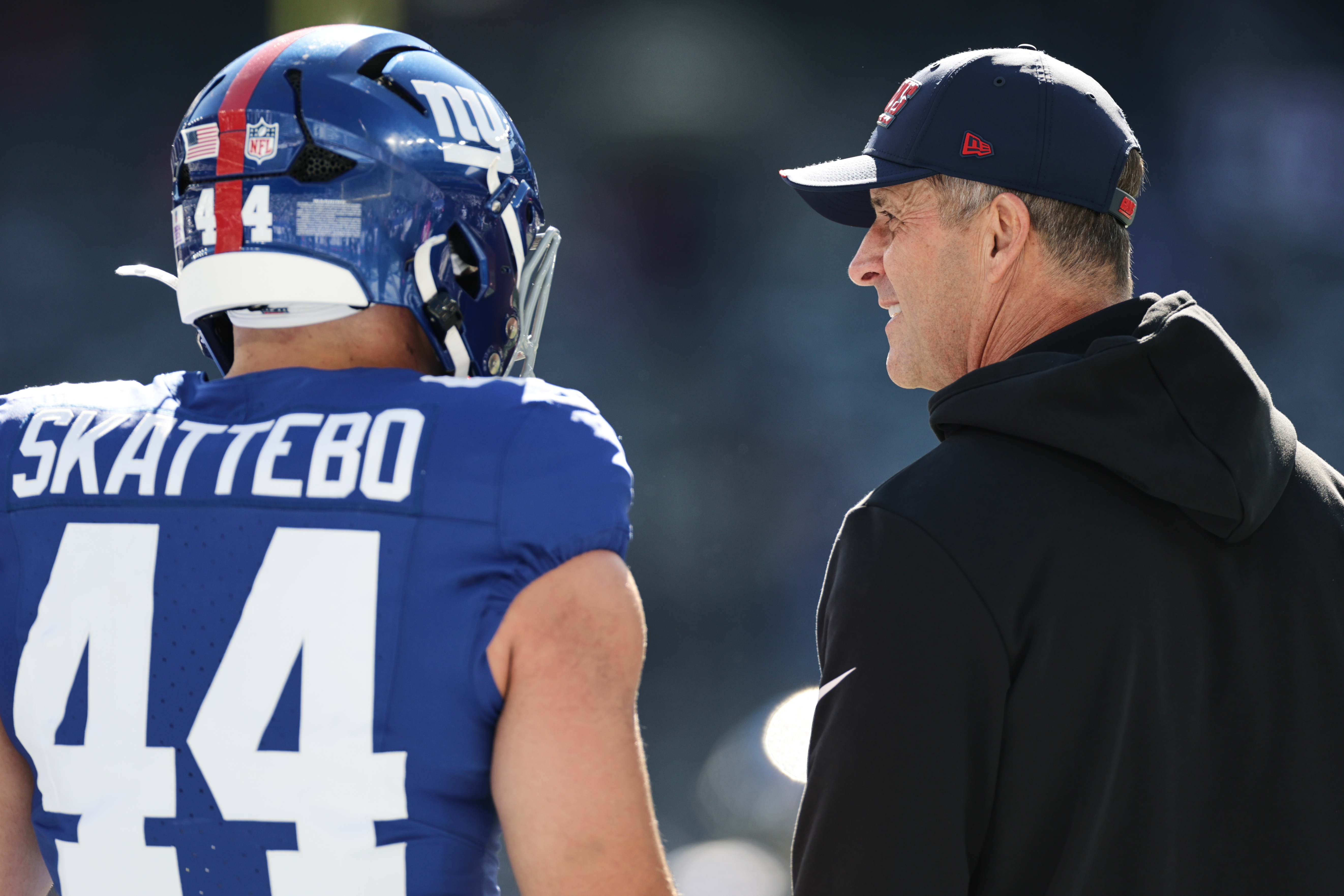 Cam Skattebo conversa com um integrante da comissão dos Giants.
