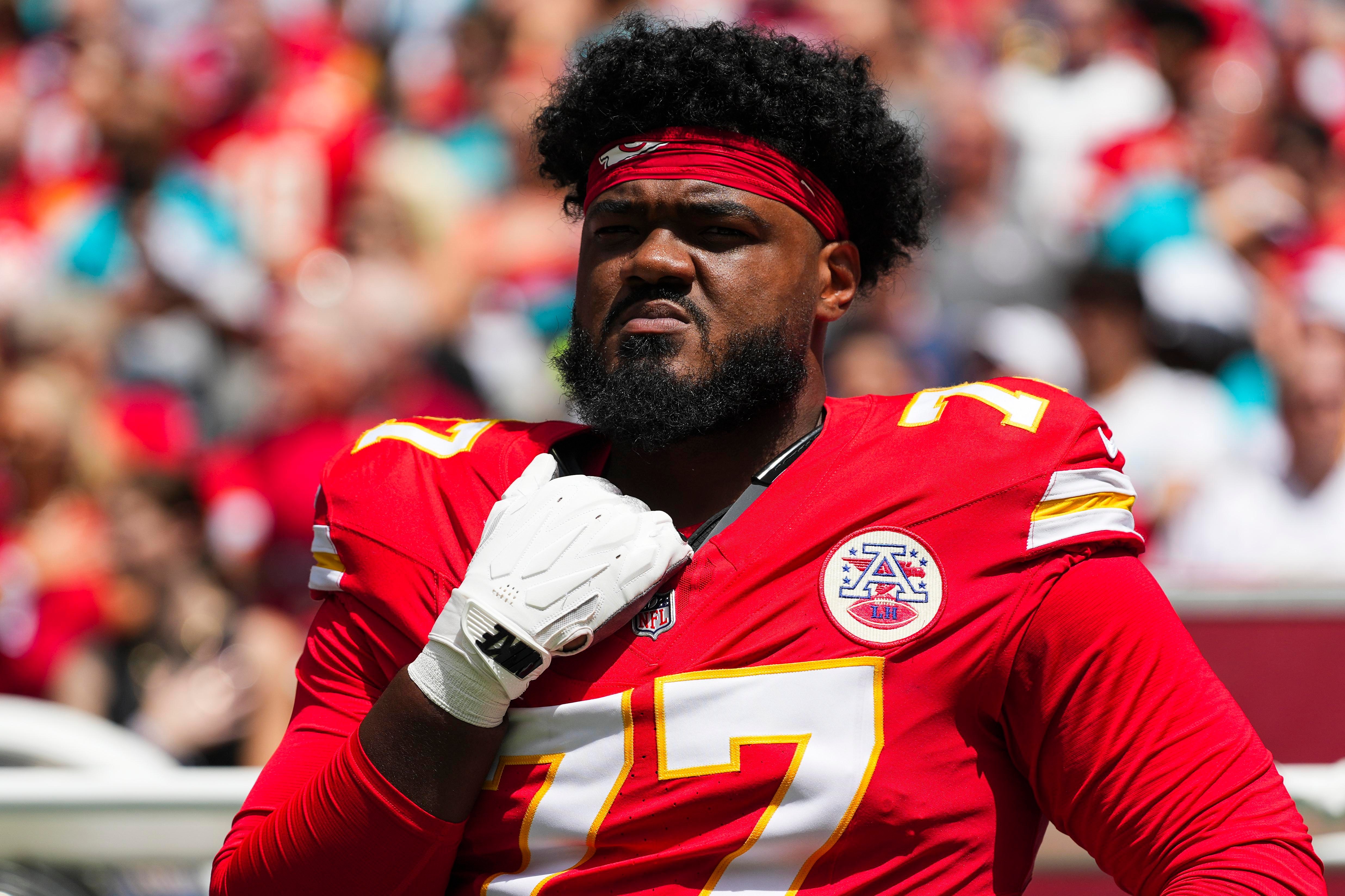 Jaylon Moore com o uniforme dos Chiefs antes de uma partida.