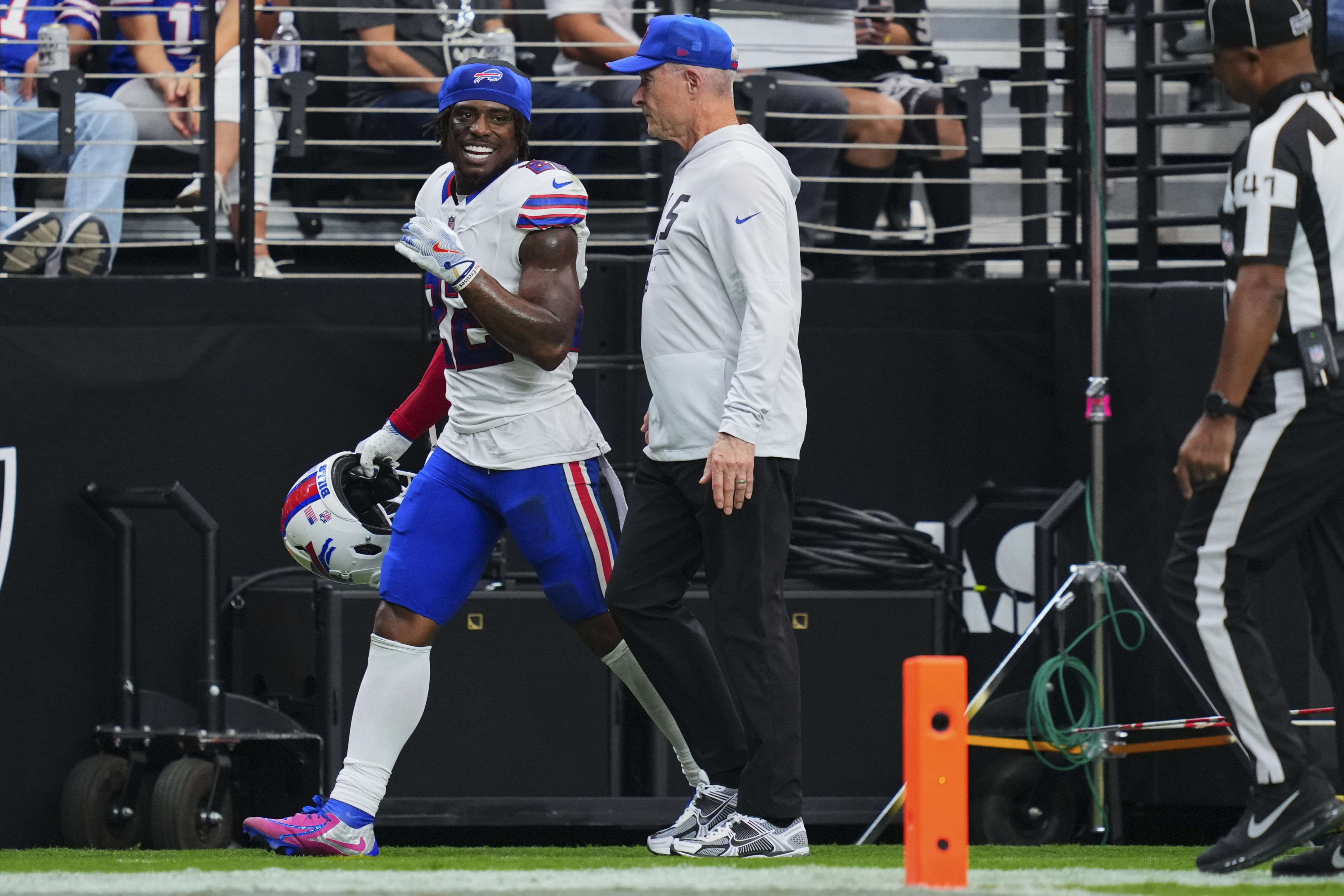 C.J. Gardner-Johnson ao lado da comissão dos Bills na lateral do campo.