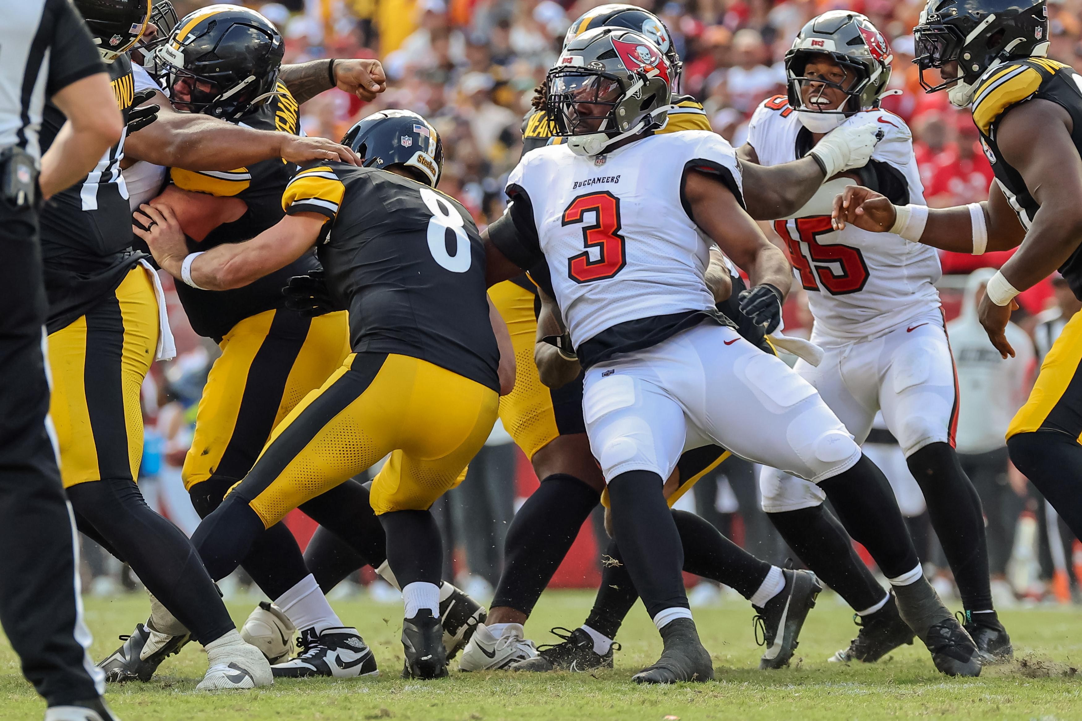 Rueben Bain Jr. pressiona Aaron Rodgers durante Steelers x Buccaneers.