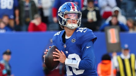 J.J. McCarthy se prepara para lançar com o uniforme dos Giants.